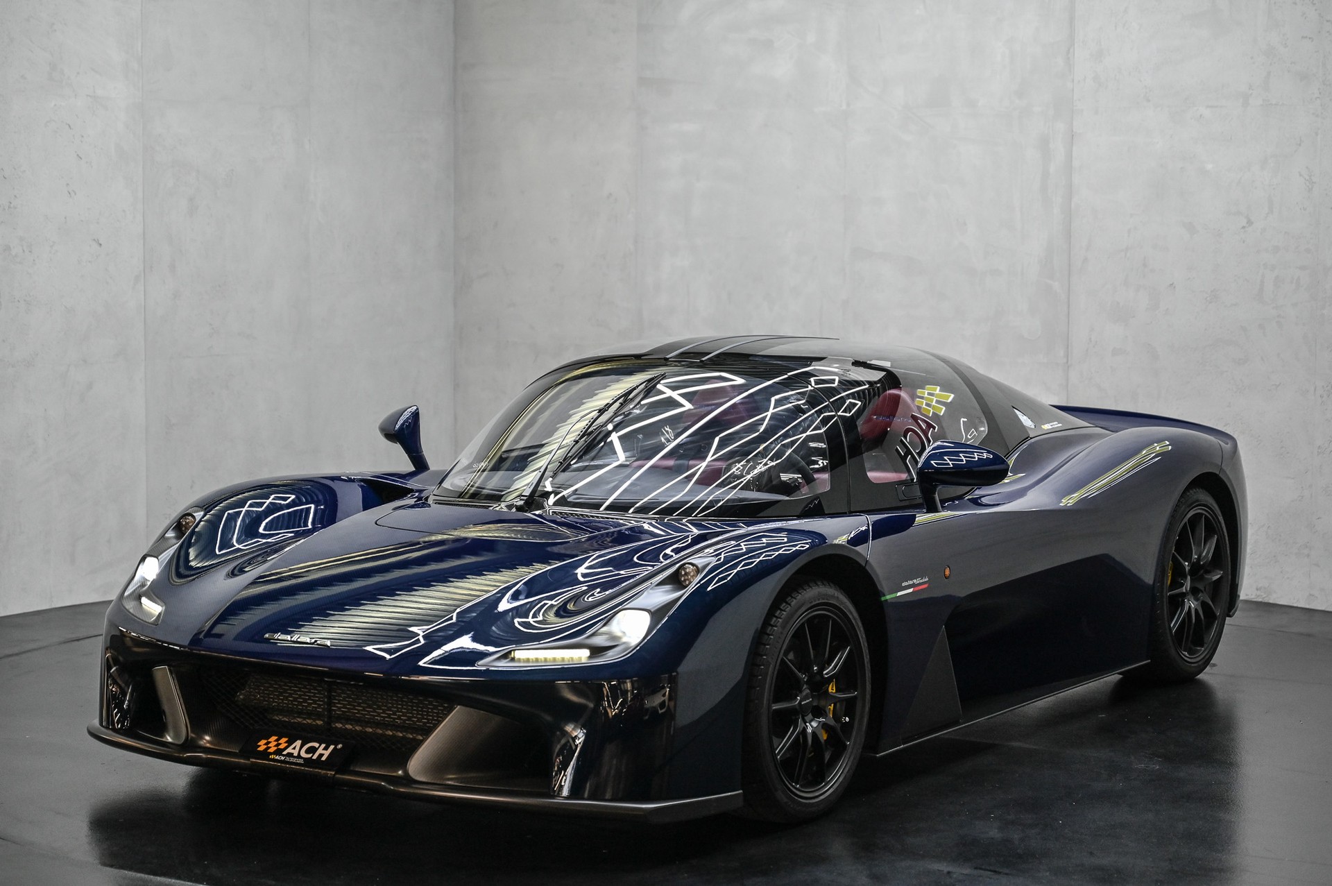 DALLARA Stradale-showroom-element-2