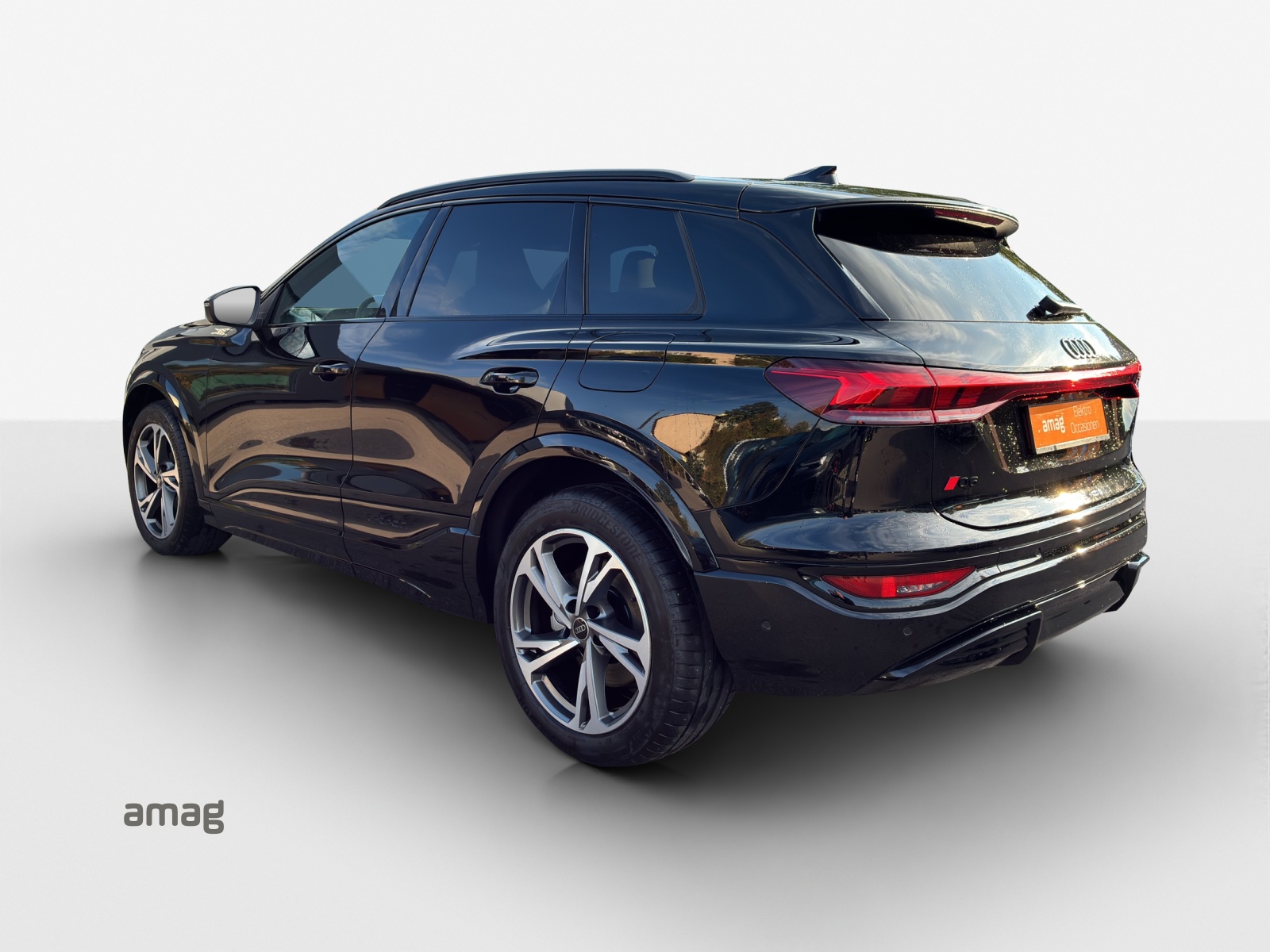 AUDI Q6 e-tron quattro-showroom-element-2