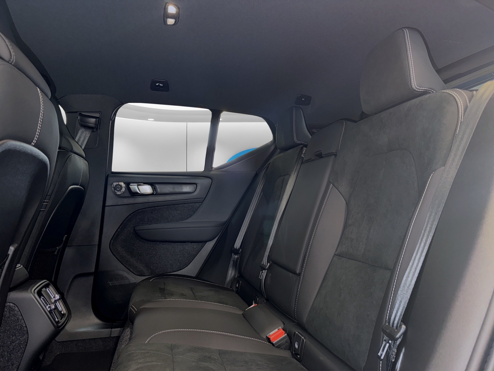 VOLVO XC40 2.0 B3 MH Plus Dark-image-13
