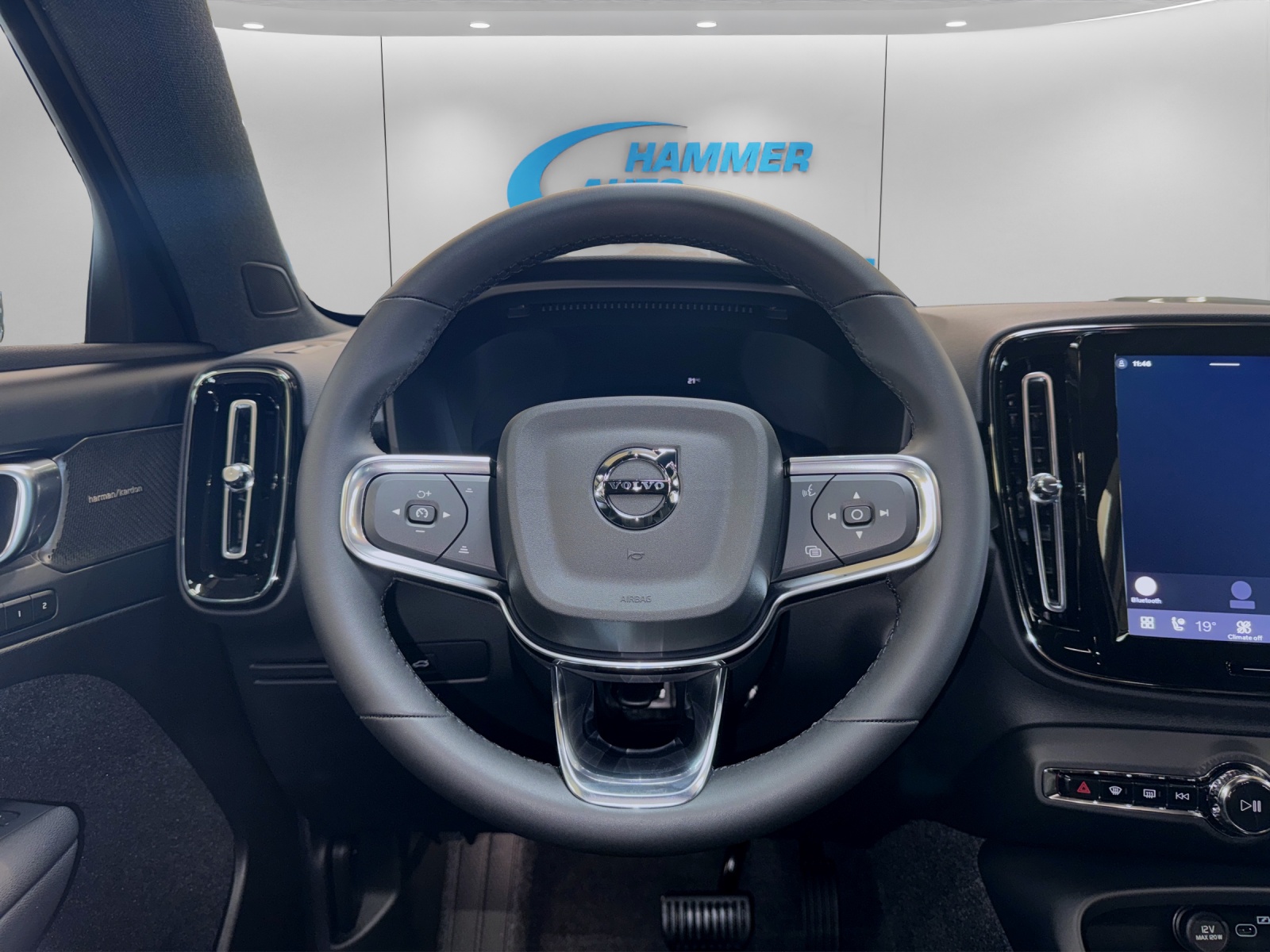 VOLVO XC40 2.0 B3 MH Plus Dark-image-11