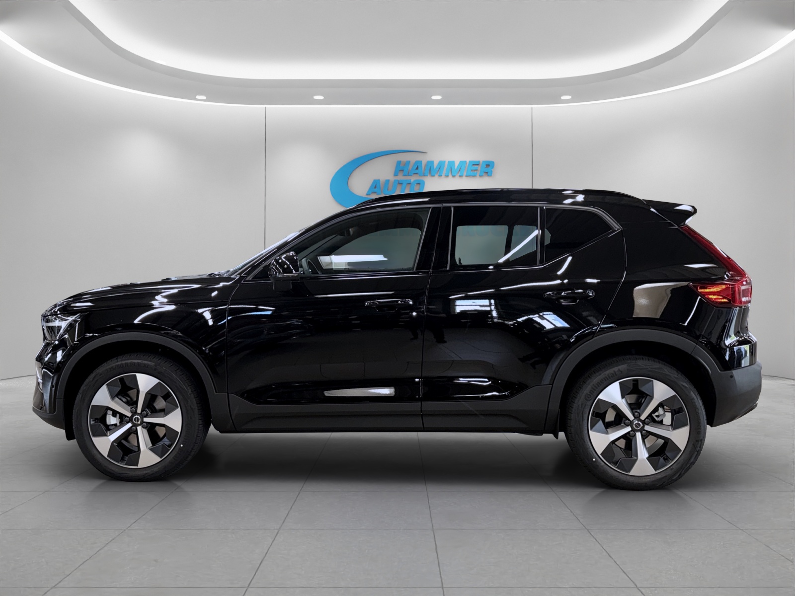 VOLVO XC40 2.0 B3 MH Plus Dark-image-1
