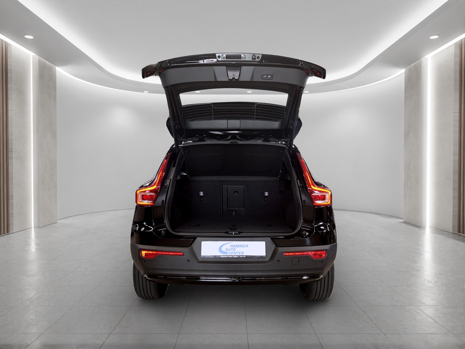 VOLVO XC40 2.0 B3 MH Plus Dark-image-4