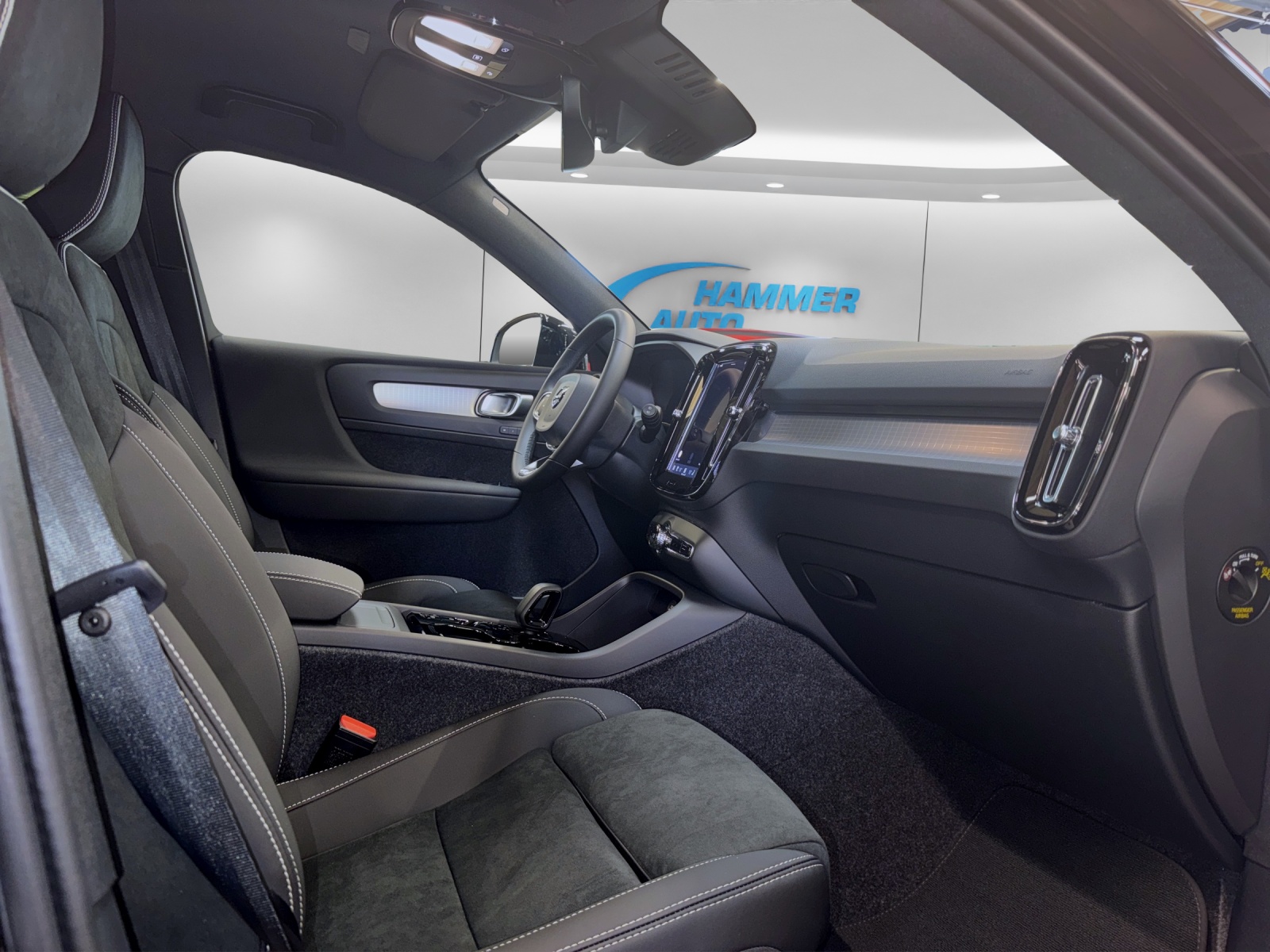 VOLVO XC40 2.0 B3 MH Plus Dark-image-12