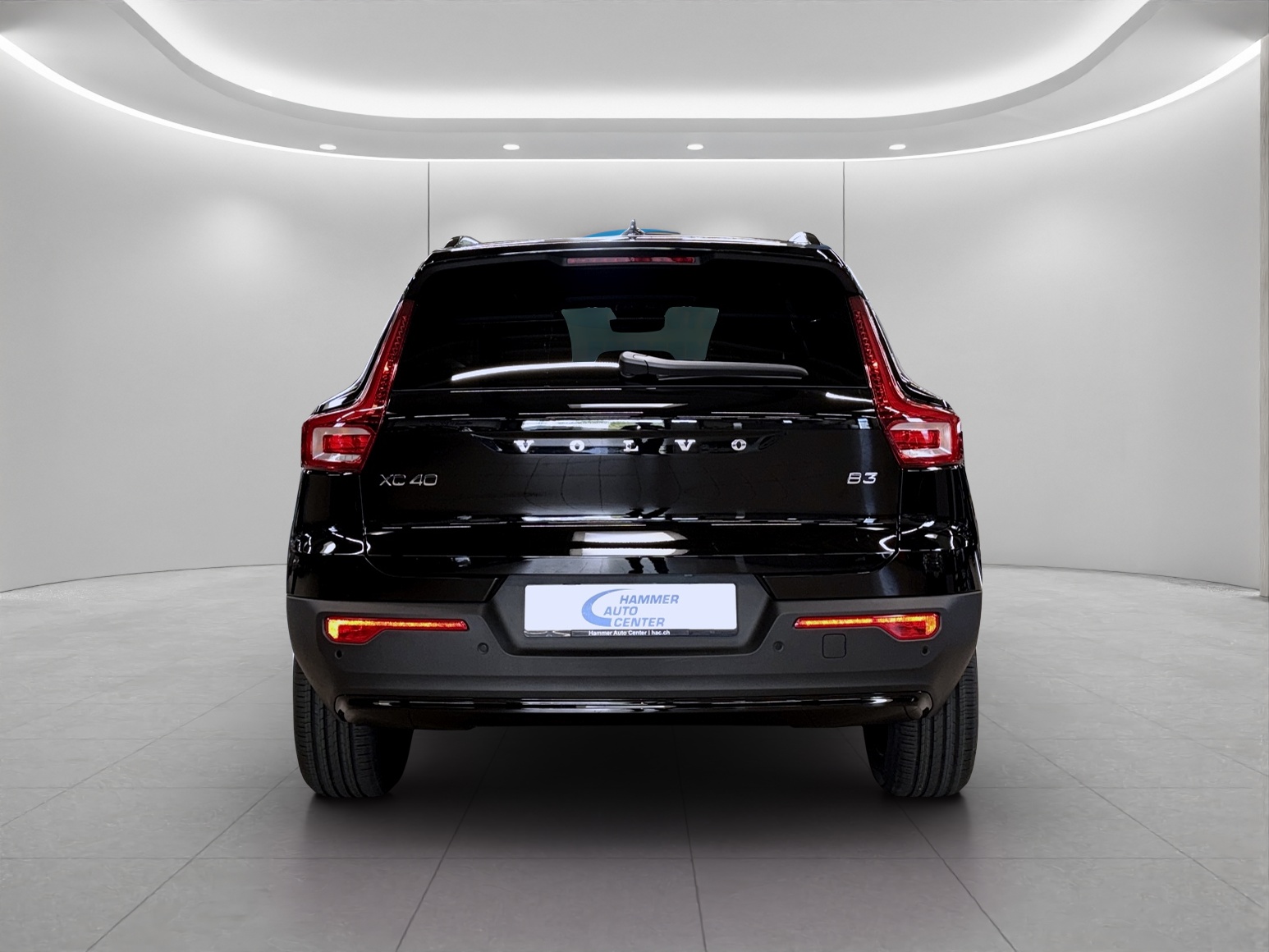 VOLVO XC40 2.0 B3 MH Plus Dark-image-3