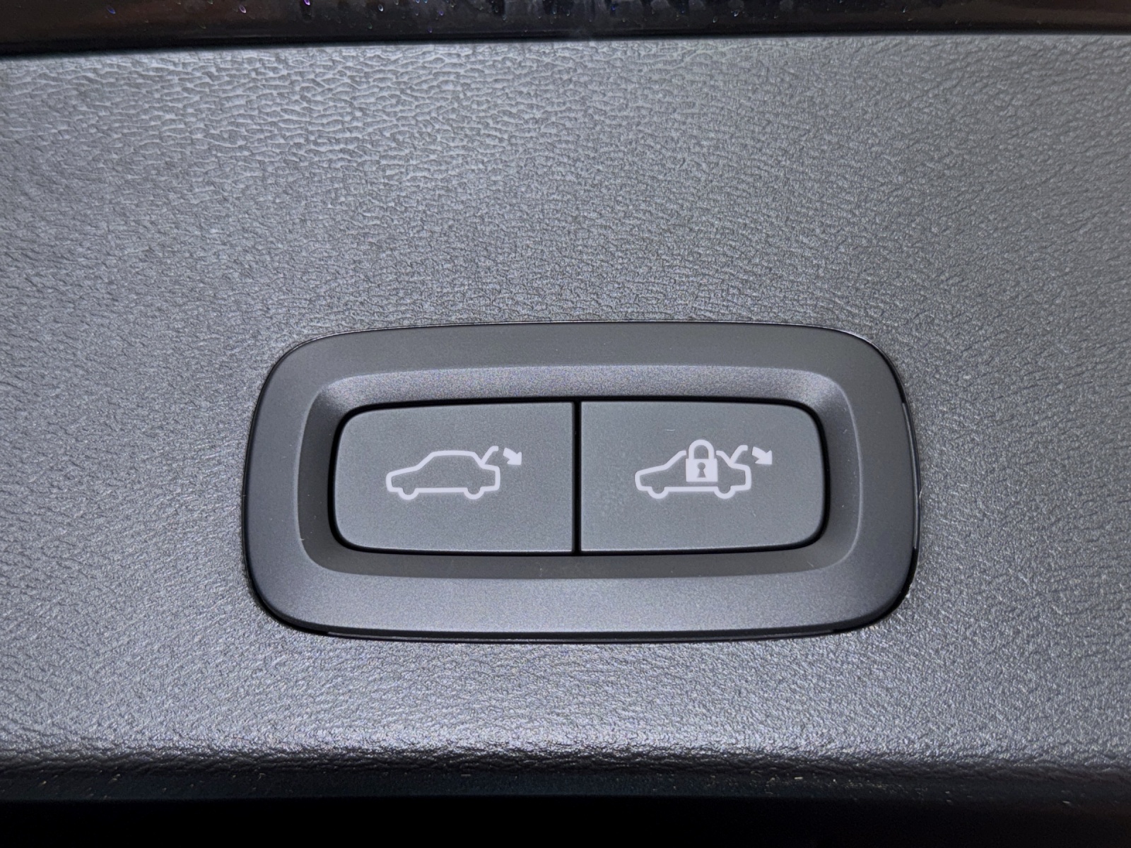 VOLVO XC40 2.0 B3 MH Plus Dark-image-15