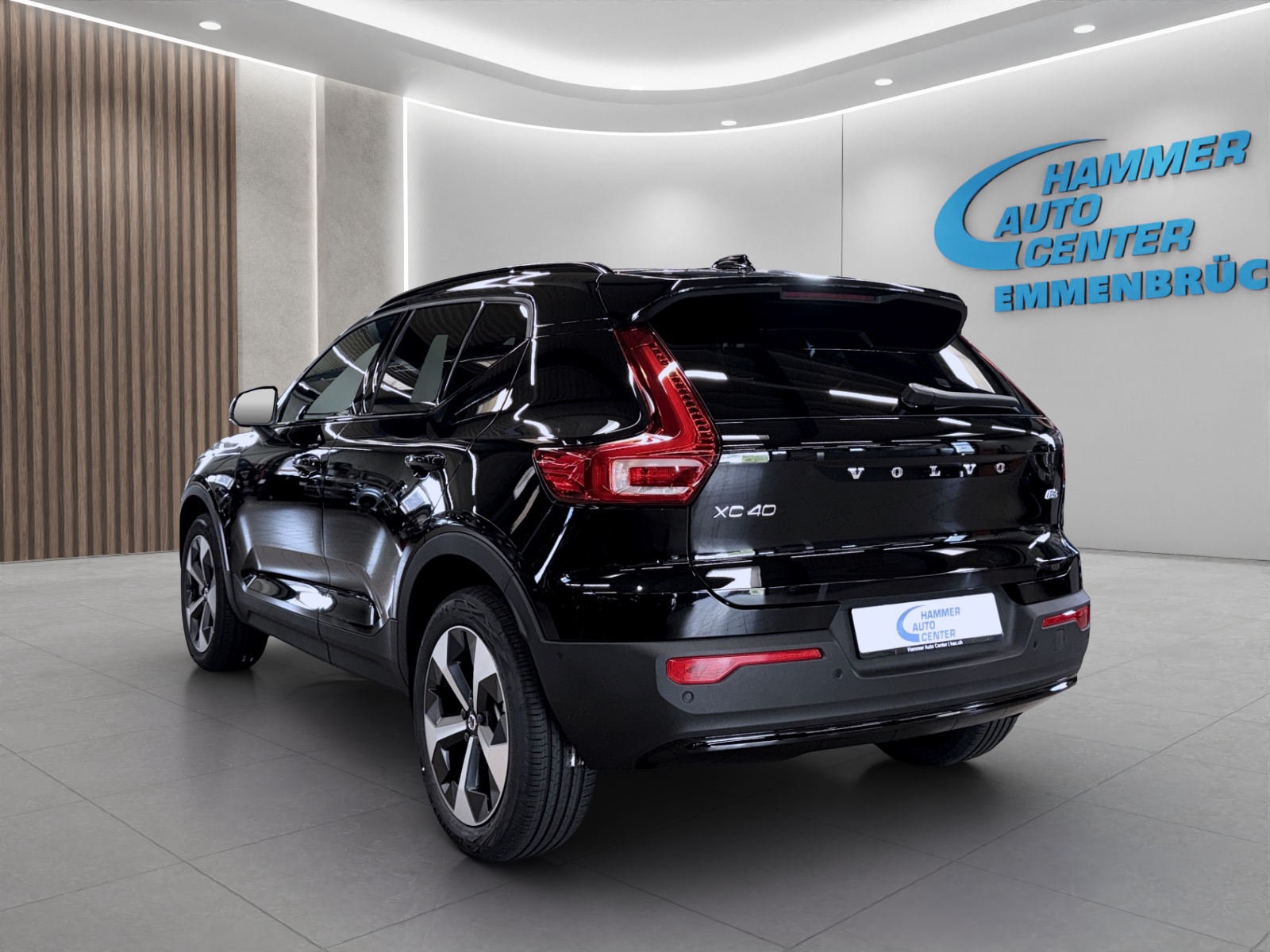 VOLVO XC40 2.0 B3 MH Plus Dark-image-2