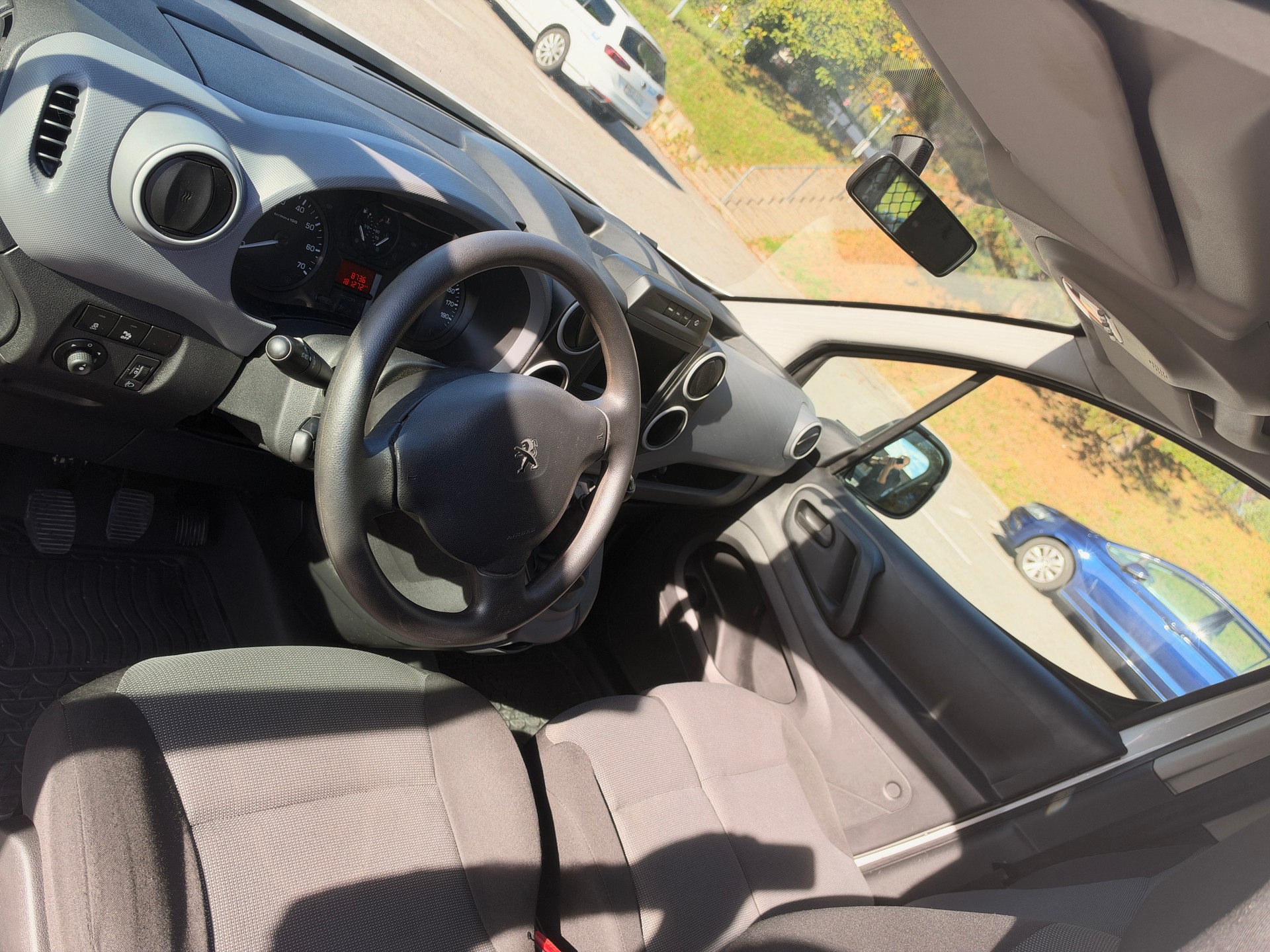 PEUGEOT 1.6 BlueHDI 100 Allure-image-5