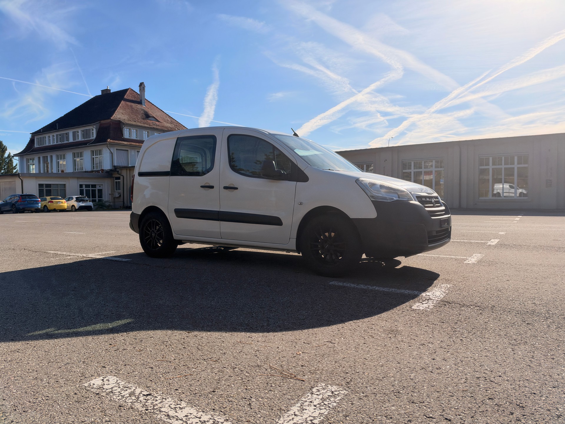 PEUGEOT 1.6 BlueHDI 100 Allure-image-1