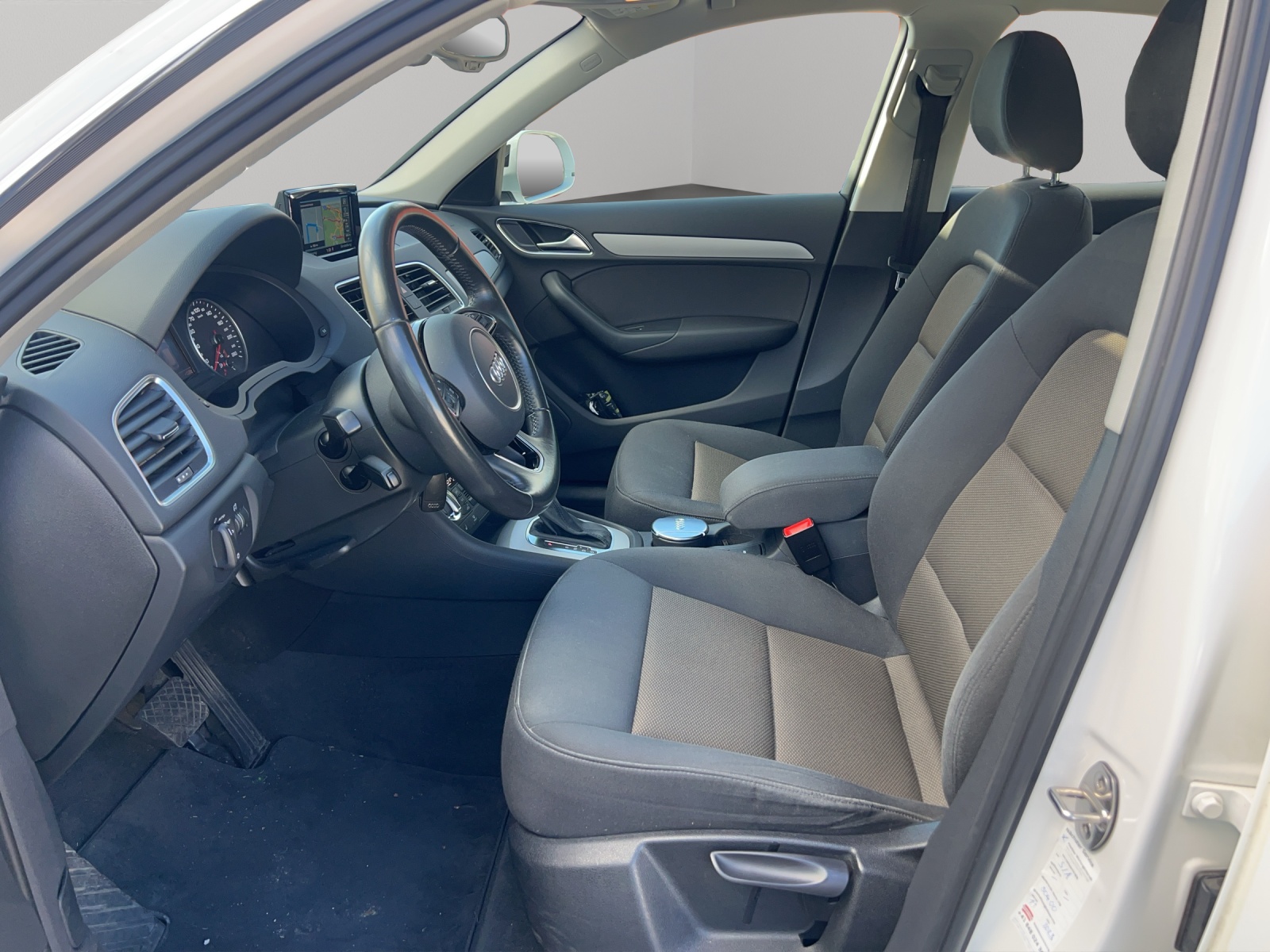 AUDI Q3 2.0 TDI Start quattro S-tronic-image-5