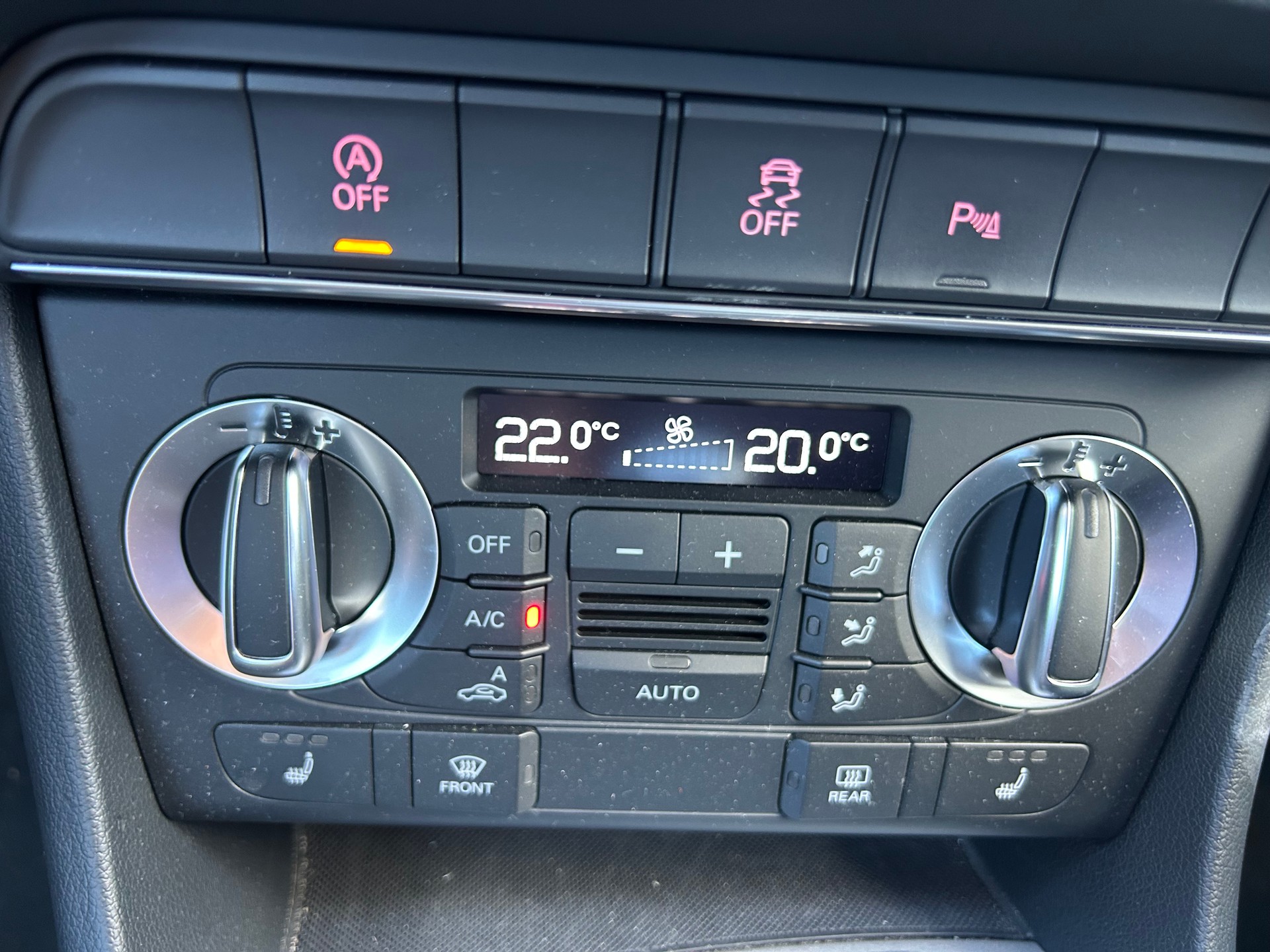 AUDI Q3 2.0 TDI Start quattro S-tronic-image-17