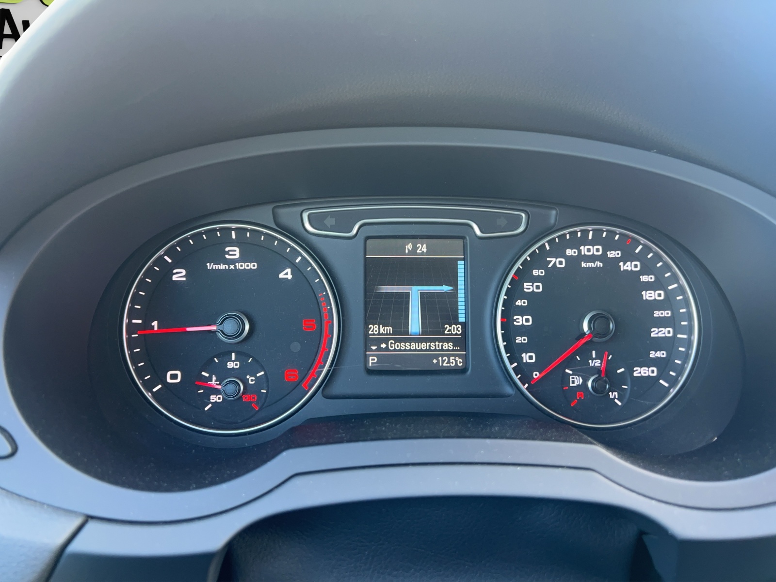 AUDI Q3 2.0 TDI Start quattro S-tronic-image-16