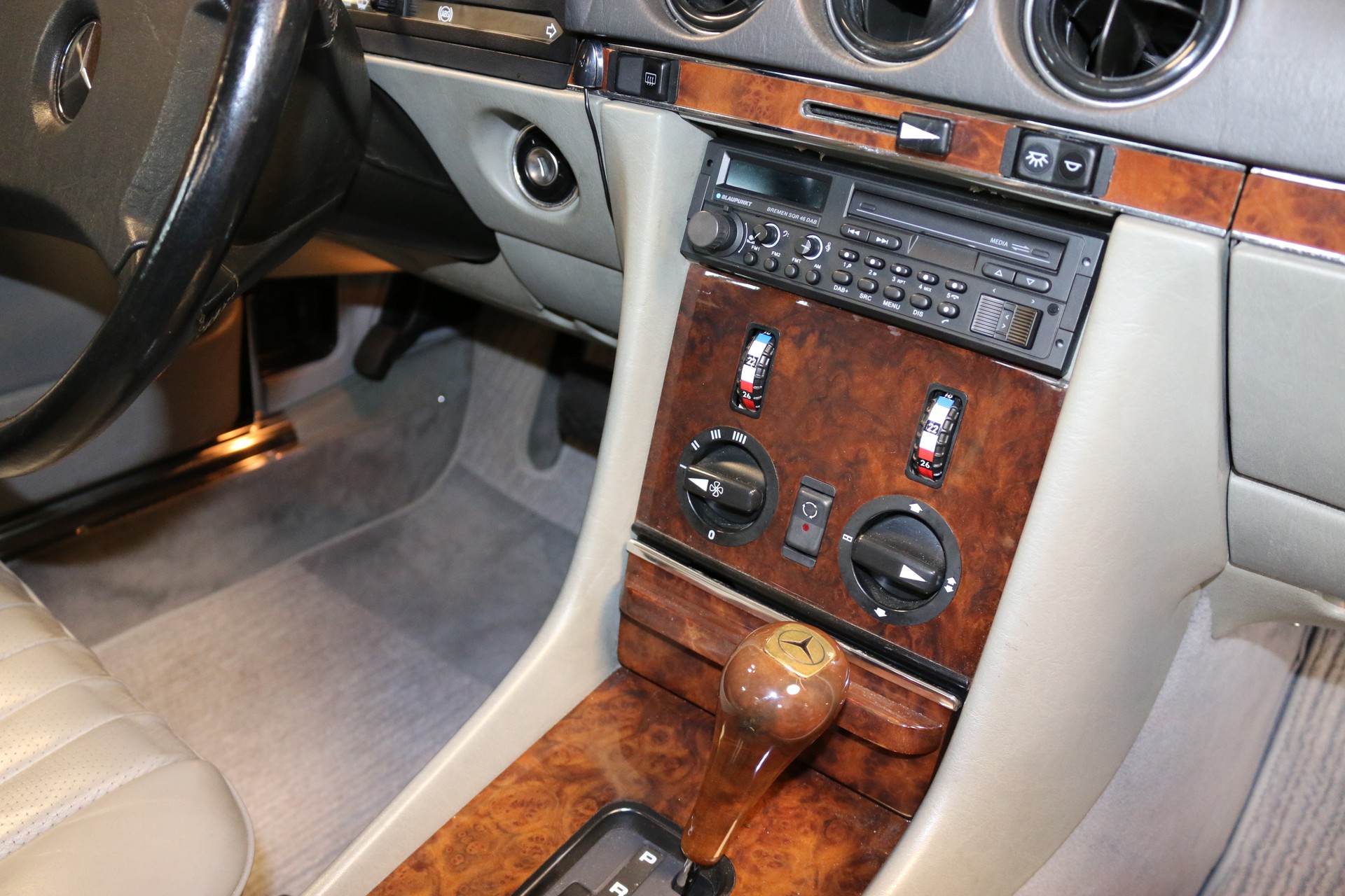 MERCEDES-BENZ 300 SL R107-image-5