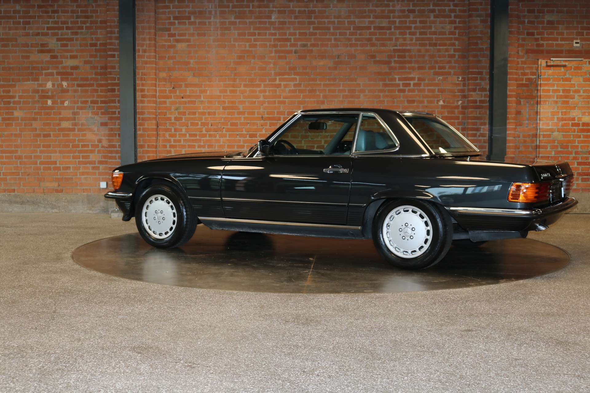 MERCEDES-BENZ 300 SL R107-image-1
