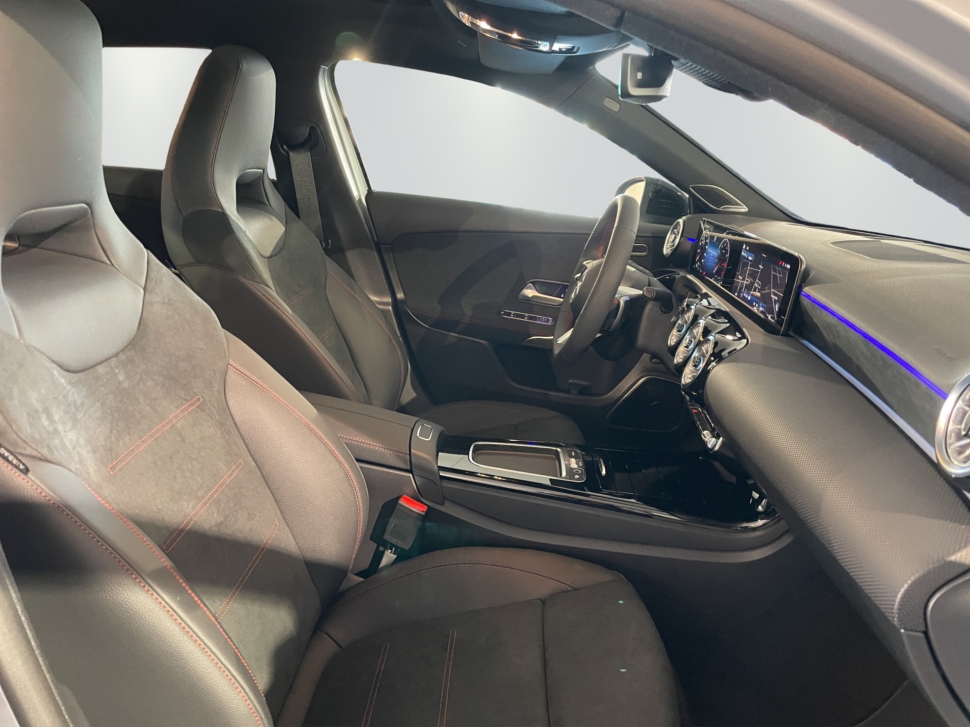 MERCEDES-BENZ A 220 4Matic 8G-DCT-image-9