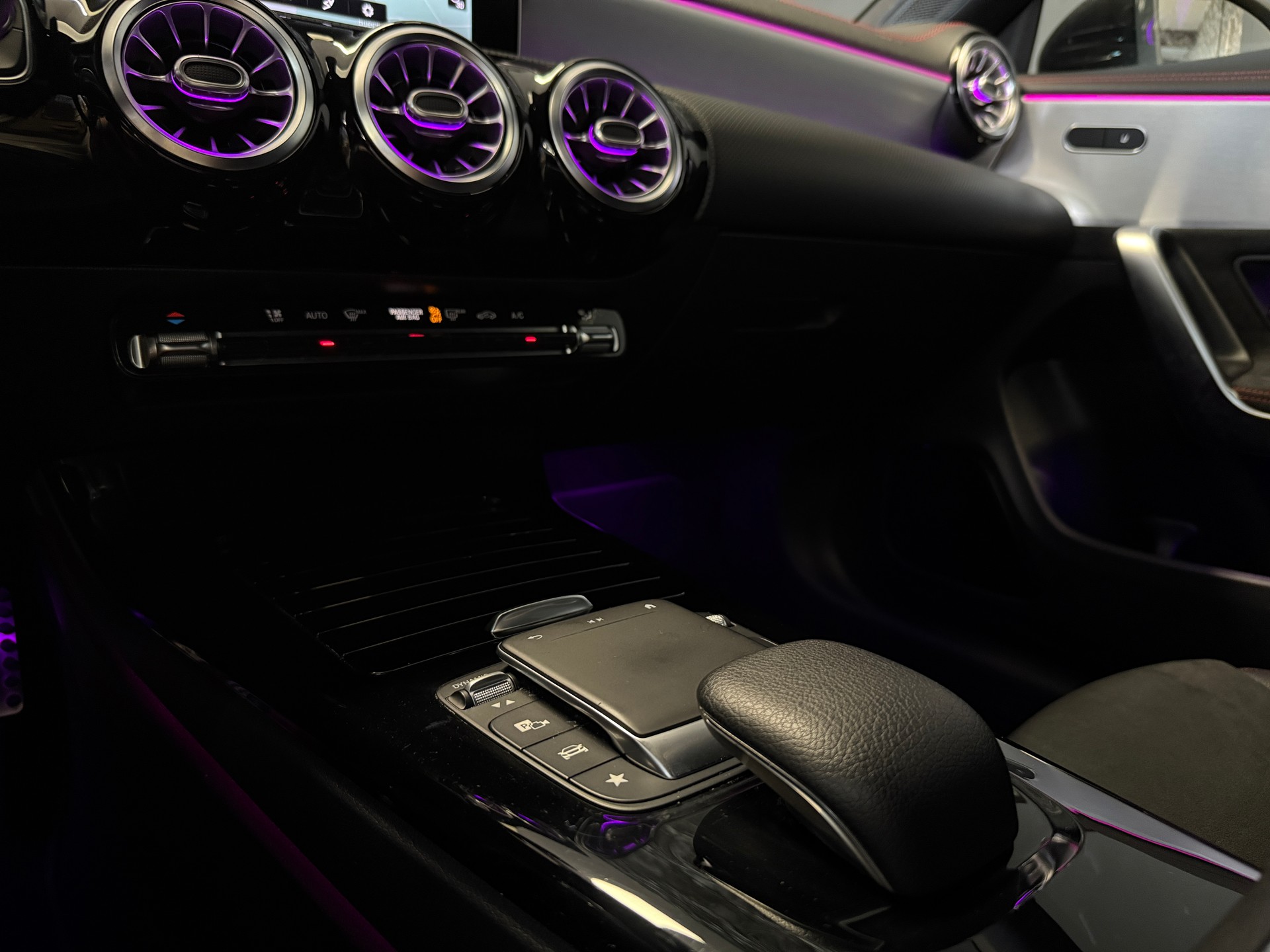 MERCEDES-BENZ CLA Shooting Brake 200 AMG Line 7G-DCT-image-6