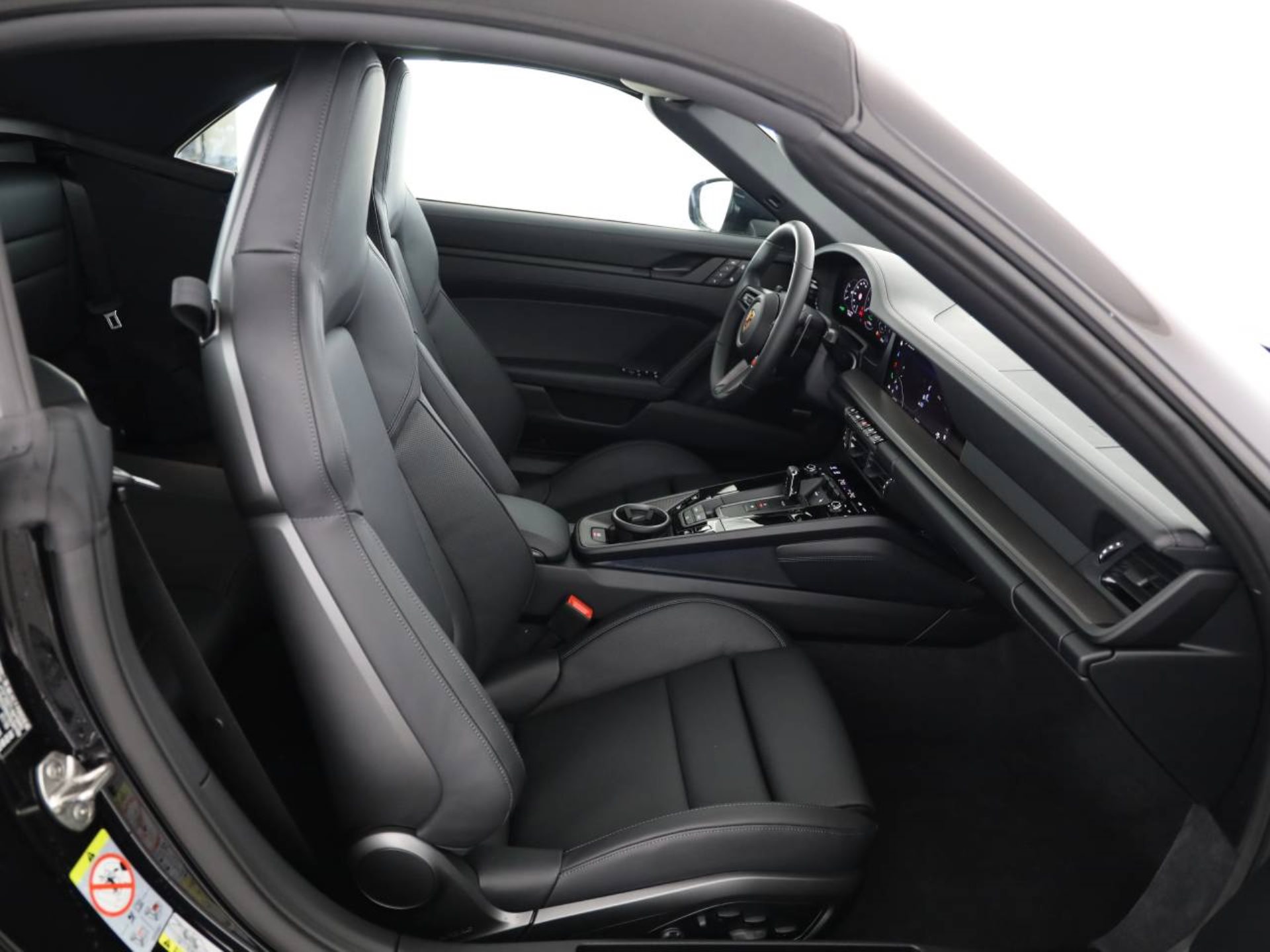 PORSCHE 911 Carrera 4 GTS Cabriolet-image-16