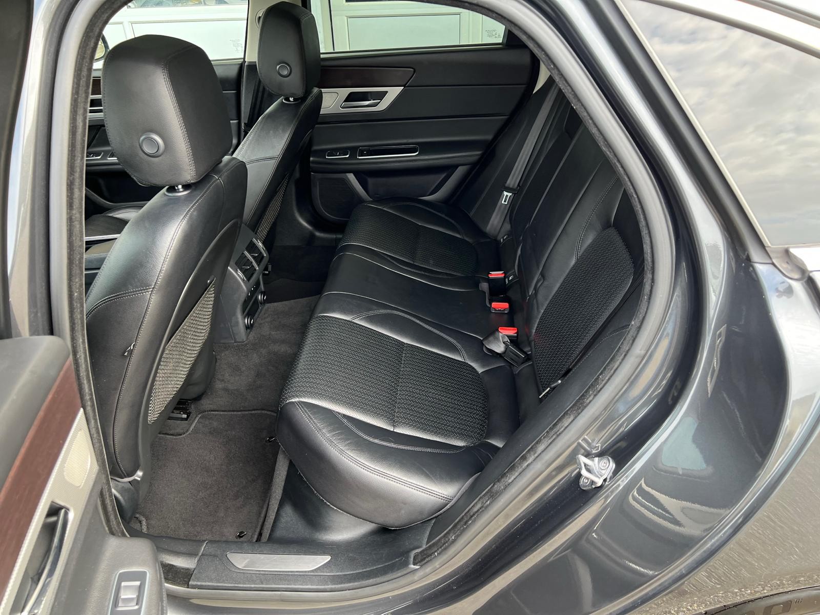 JAGUAR XF 20d Prestige Automatic-image-11