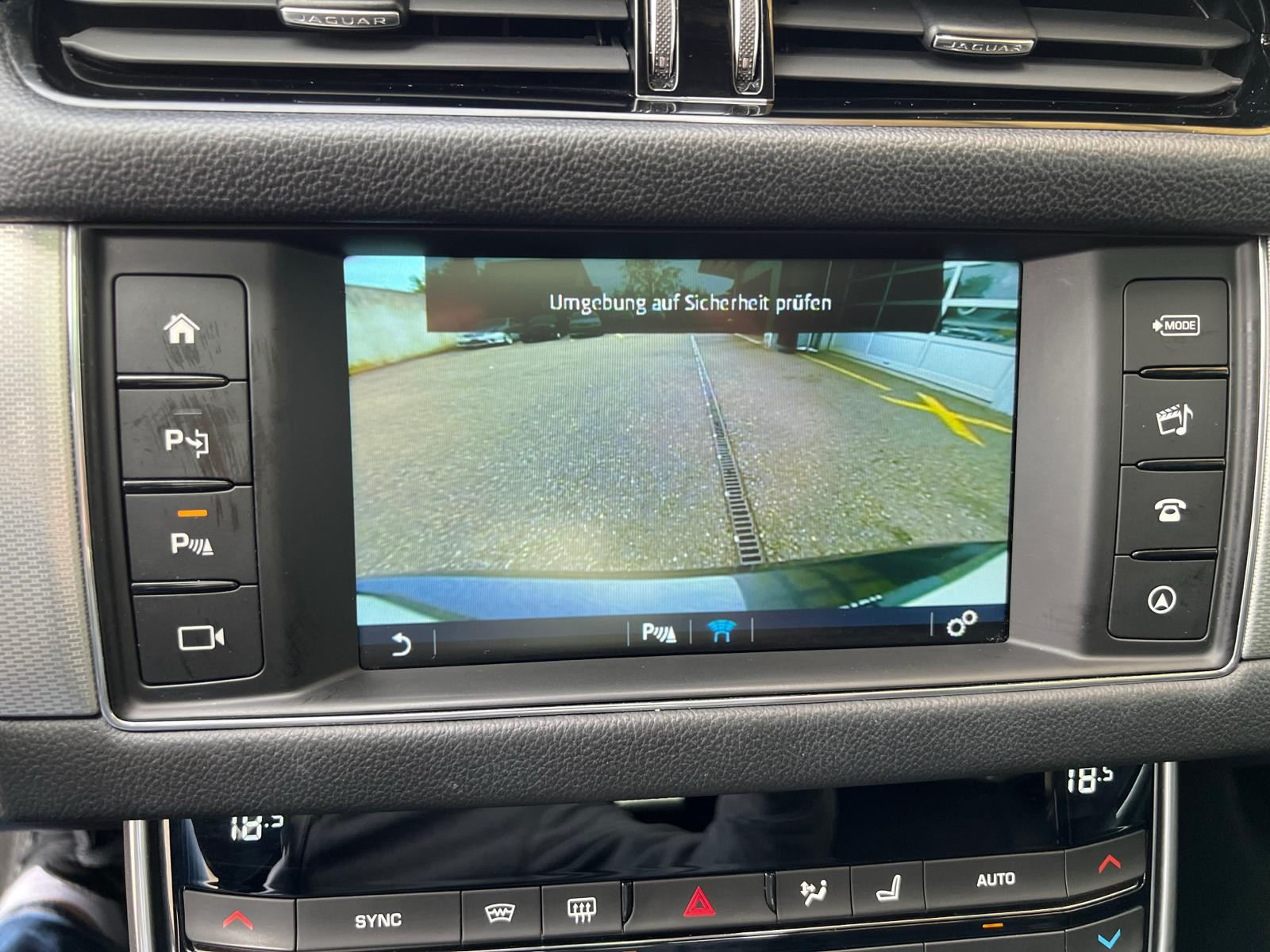 JAGUAR XF 20d Prestige Automatic-image-14