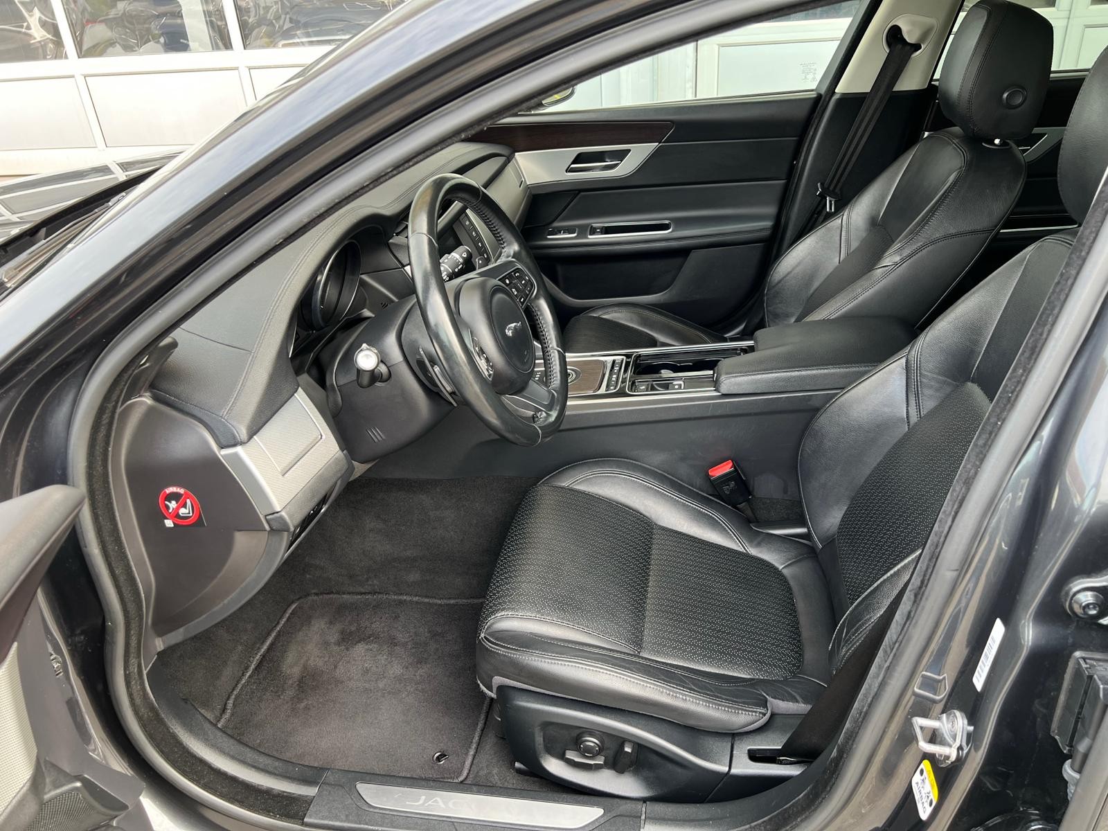 JAGUAR XF 20d Prestige Automatic-image-7