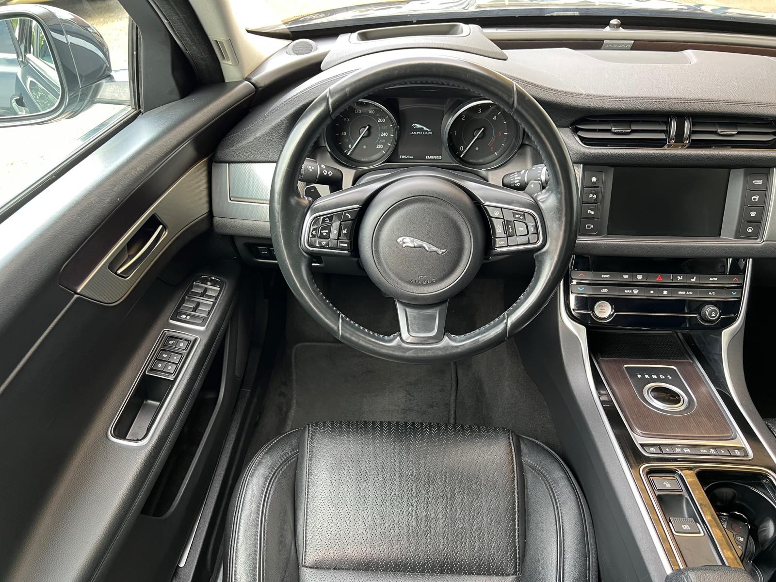 JAGUAR XF 20d Prestige Automatic-image-8