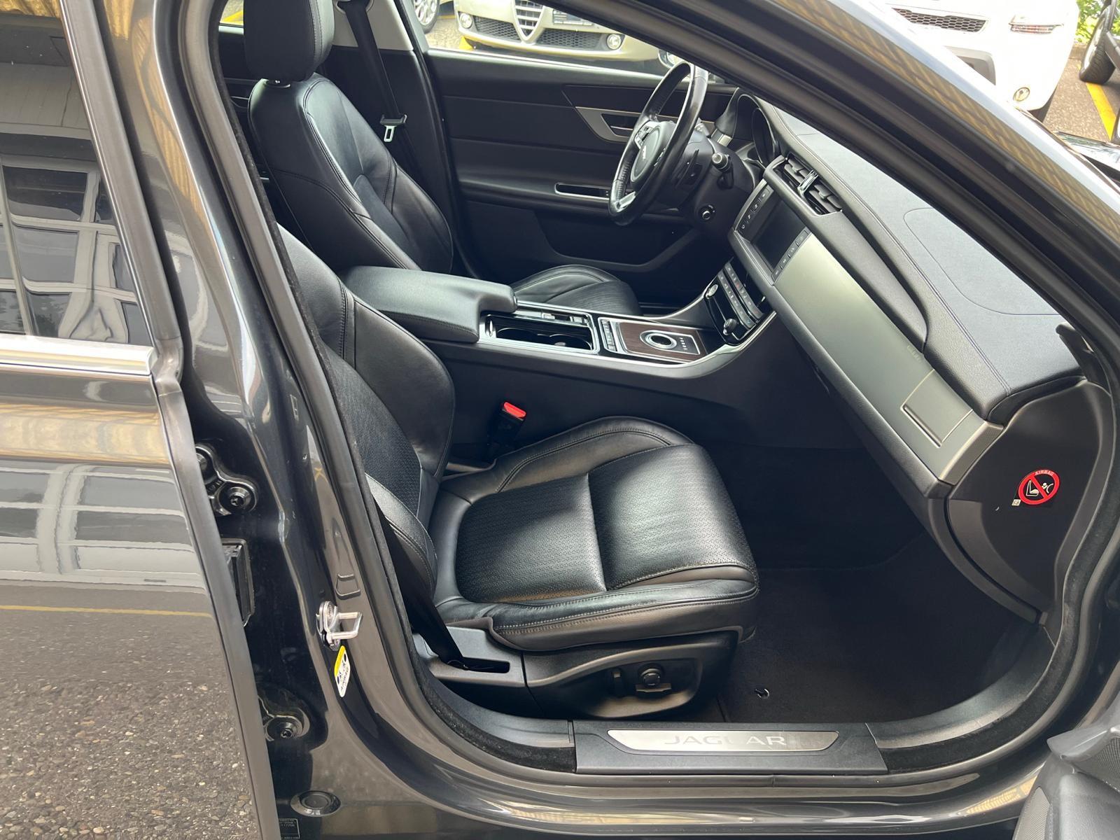 JAGUAR XF 20d Prestige Automatic-image-10