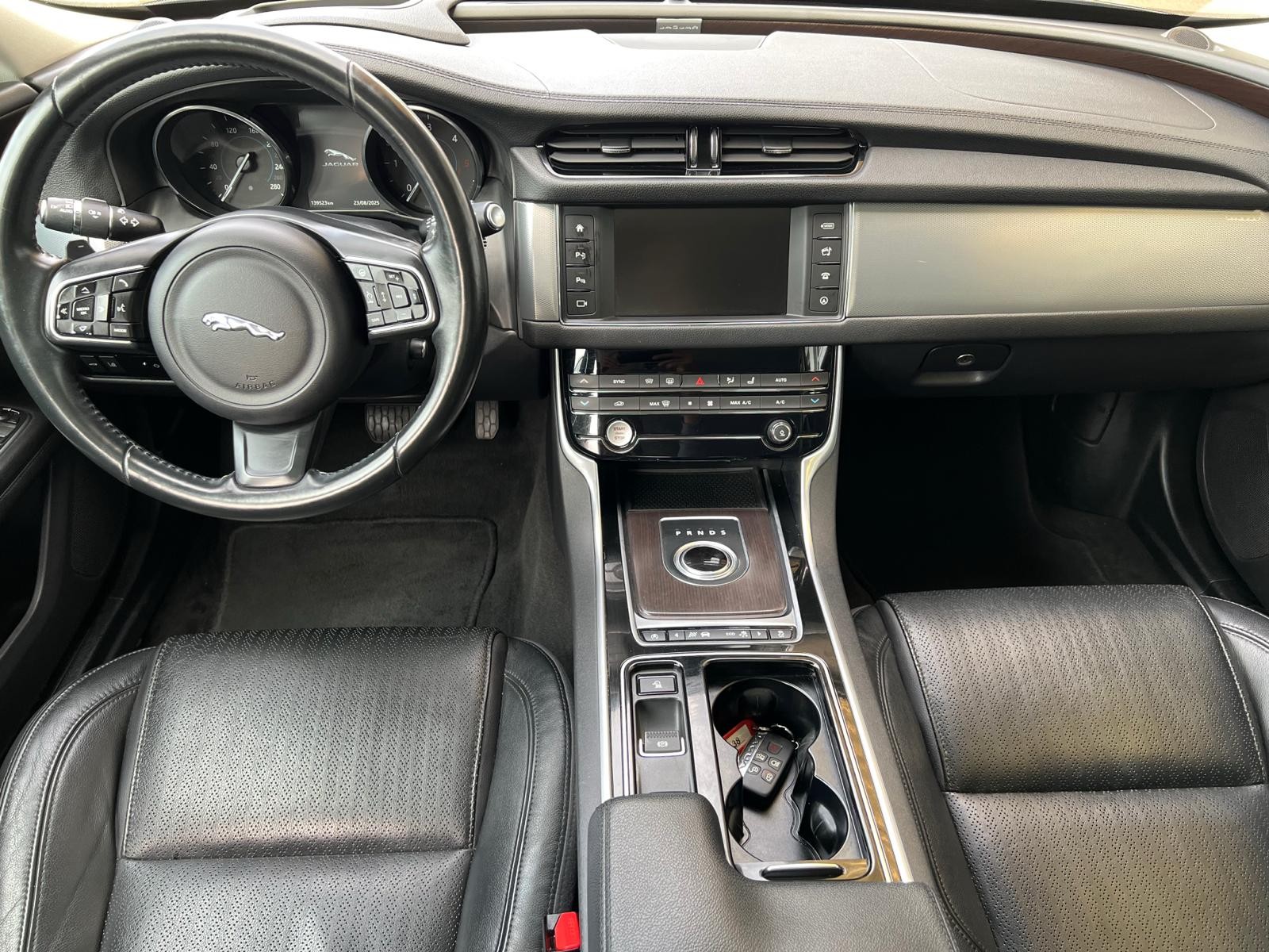 JAGUAR XF 20d Prestige Automatic-image-9