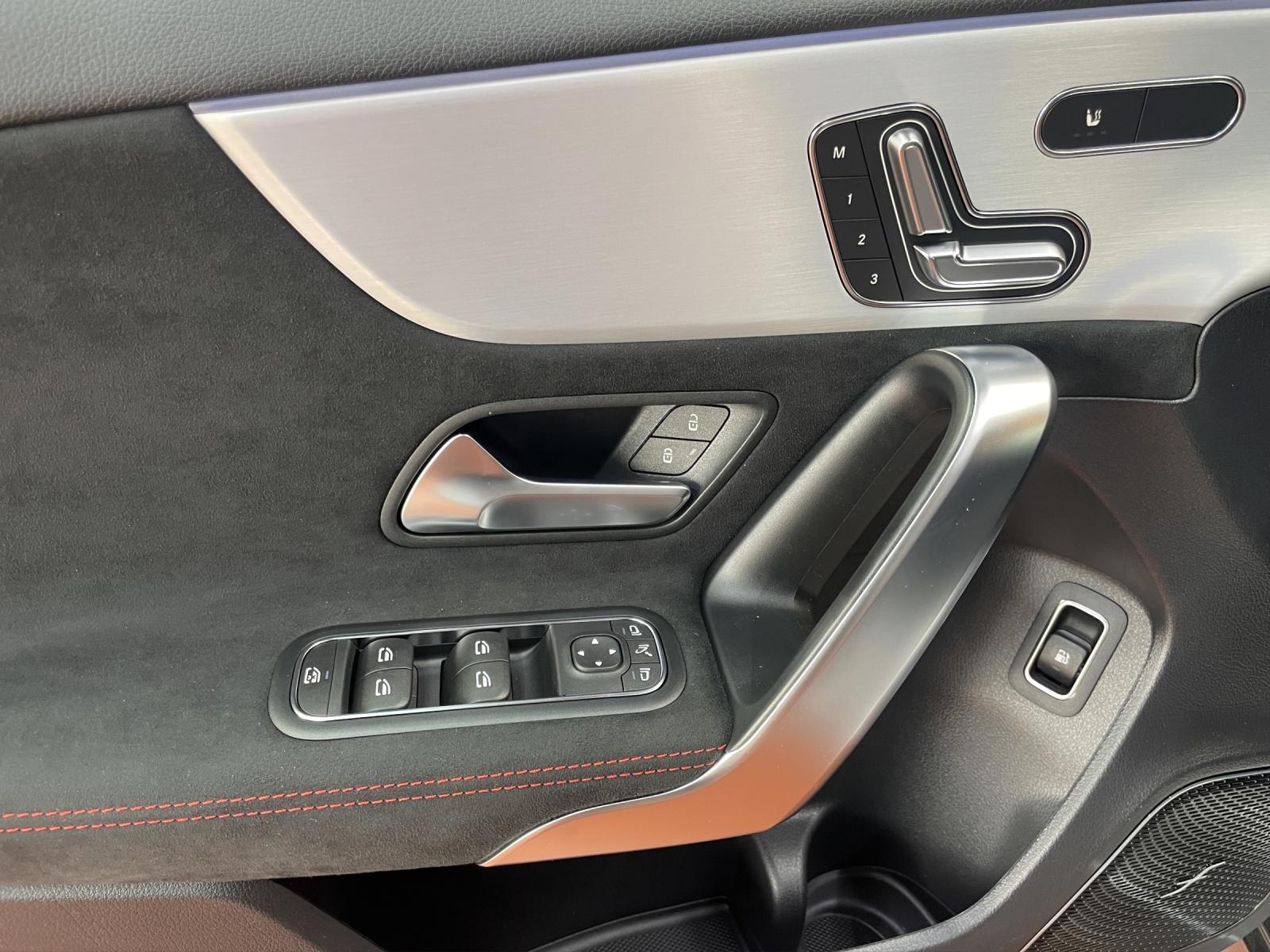 MERCEDES-BENZ A 250 e EQ Star AMG Line-image-6