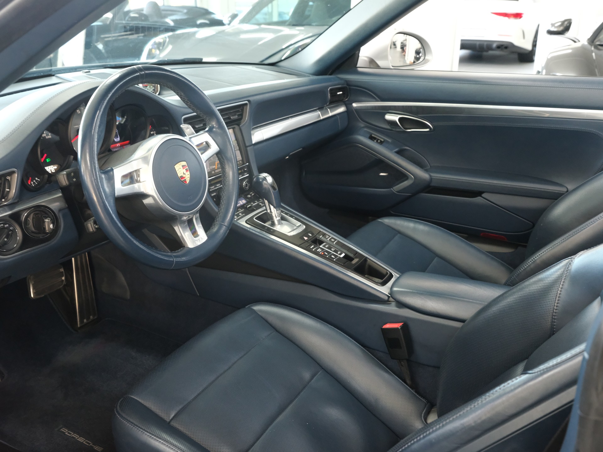 PORSCHE 911 Cabrio Carrera 4S-image-10