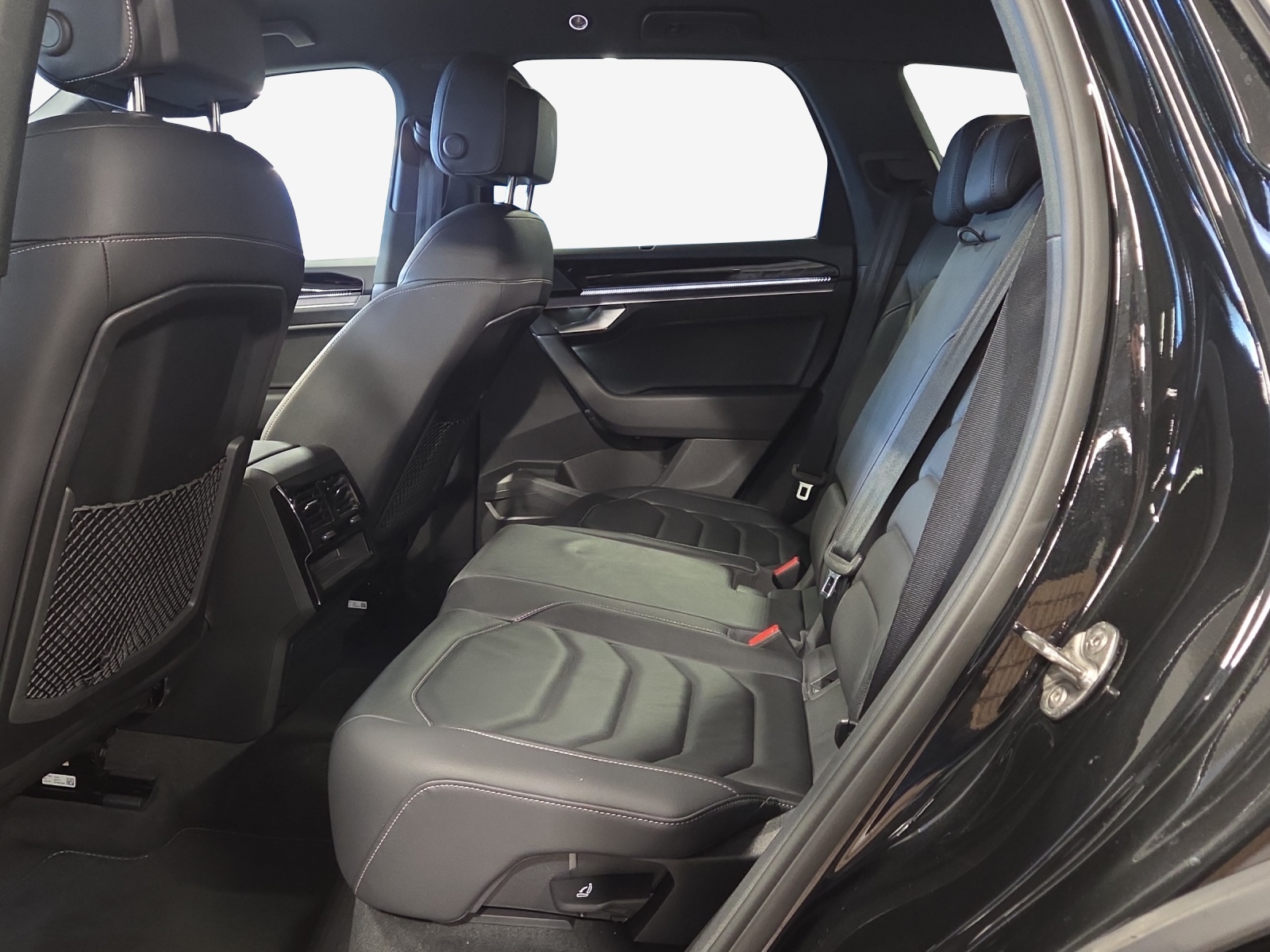 VW Touareg 3.0 TDI R-Line Tiptronic-image-11