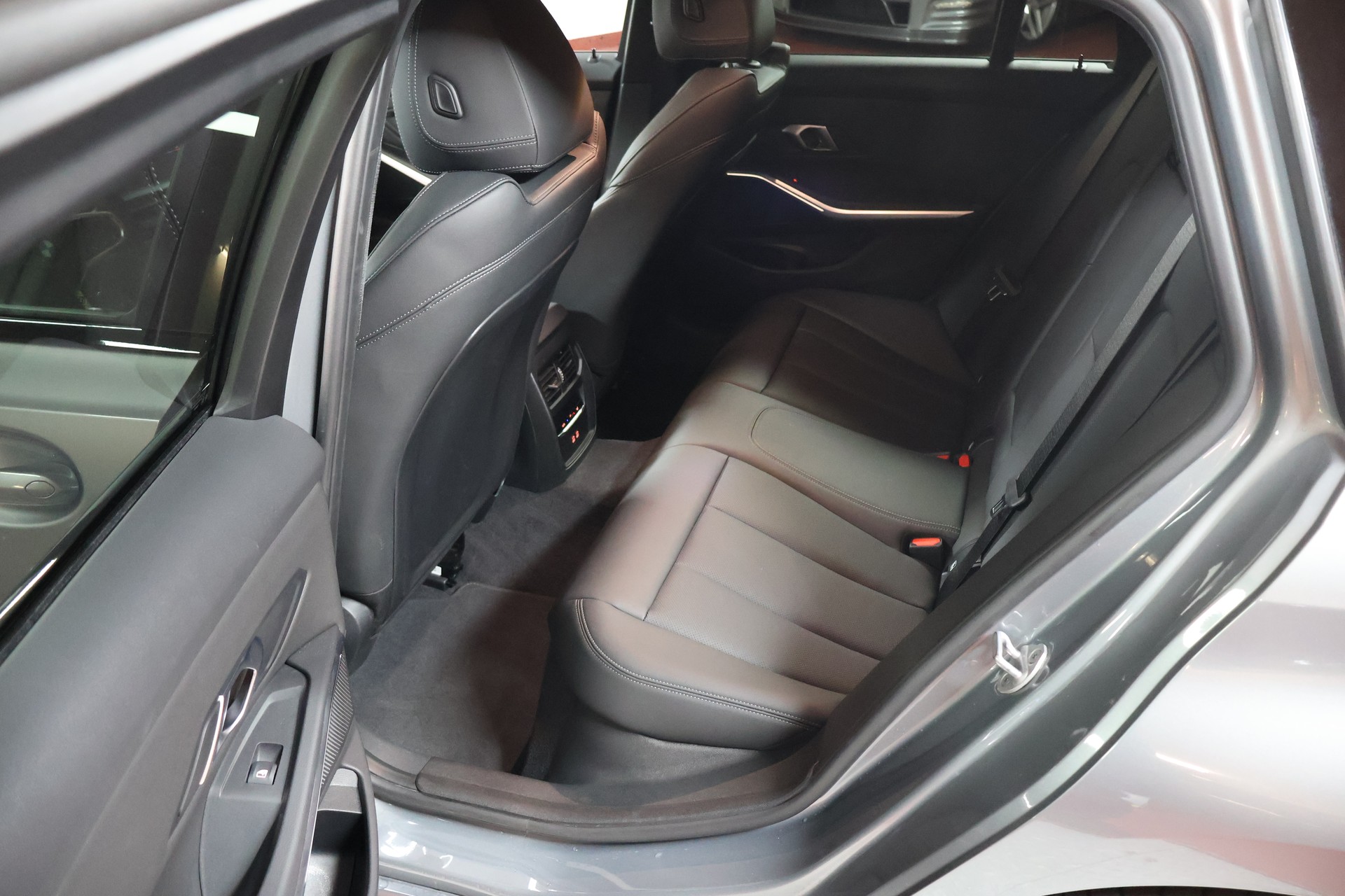 BMW 320d xDrive 48V Touring Steptronic M Sport-image-16