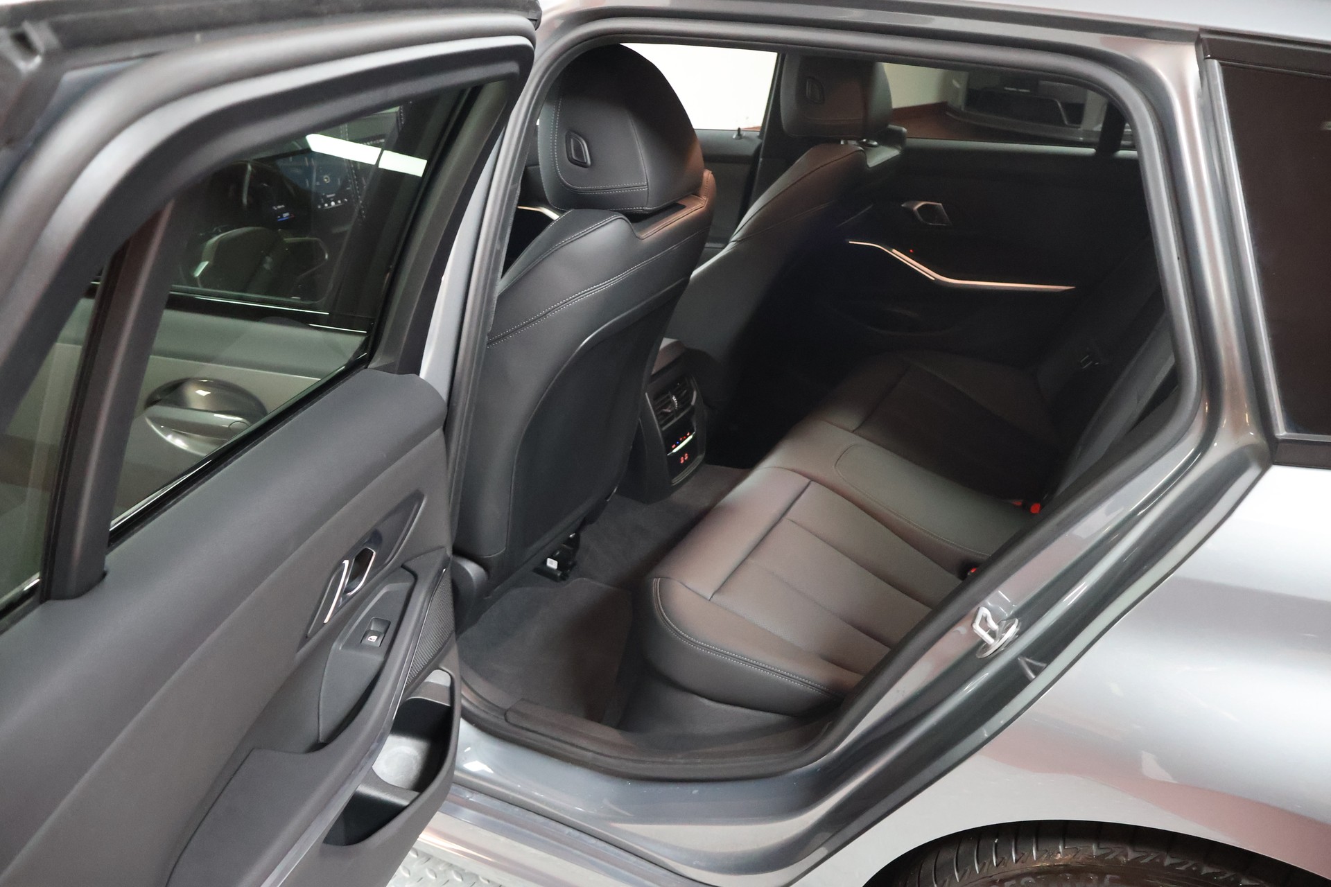 BMW 320d xDrive 48V Touring Steptronic M Sport-image-15