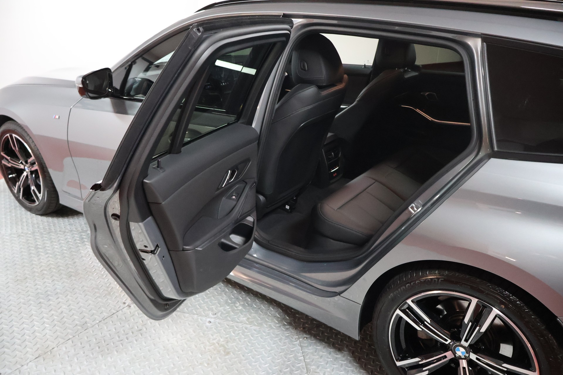 BMW 320d xDrive 48V Touring Steptronic M Sport-image-14