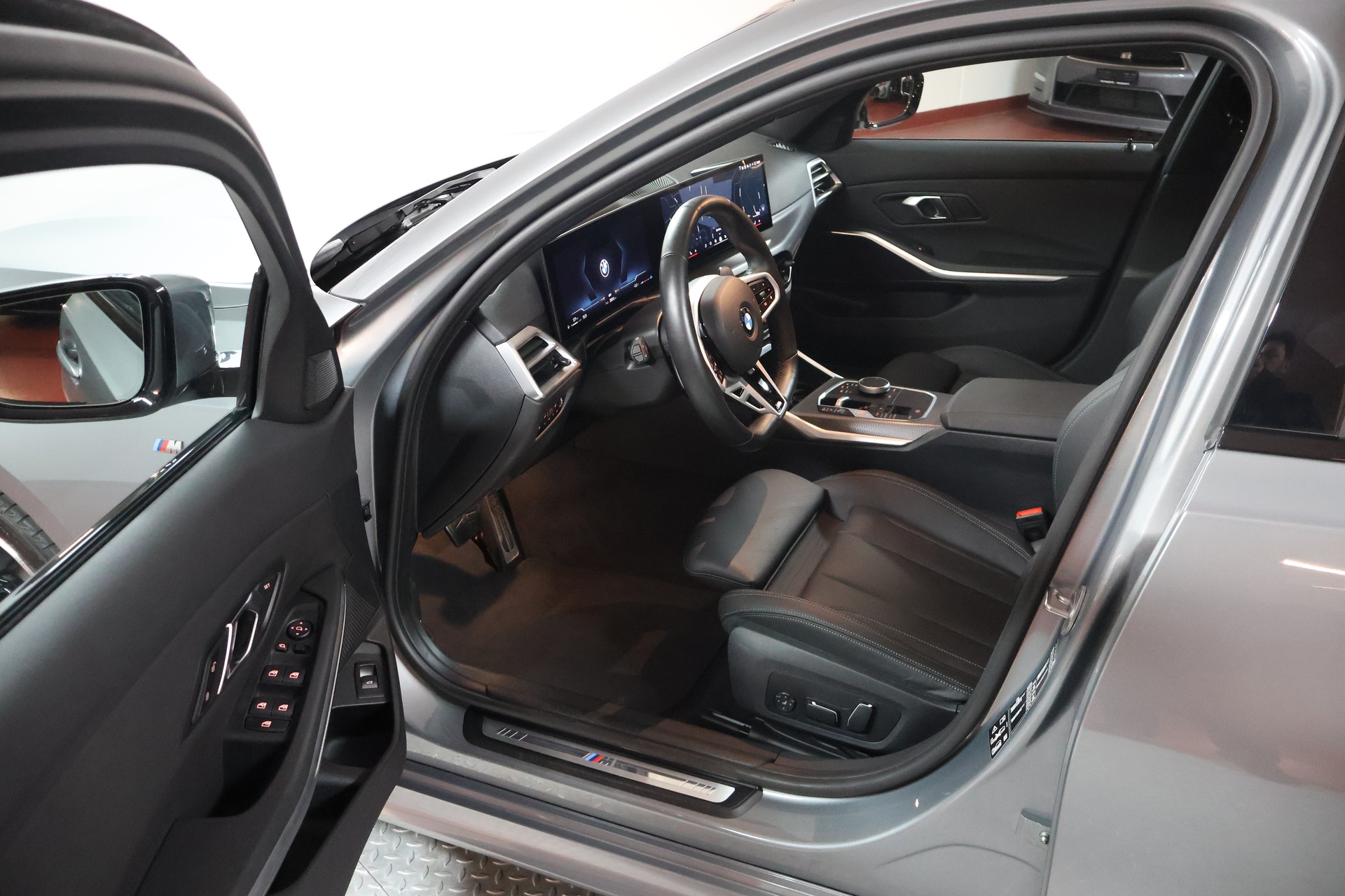 BMW 320d xDrive 48V Touring Steptronic M Sport-image-5