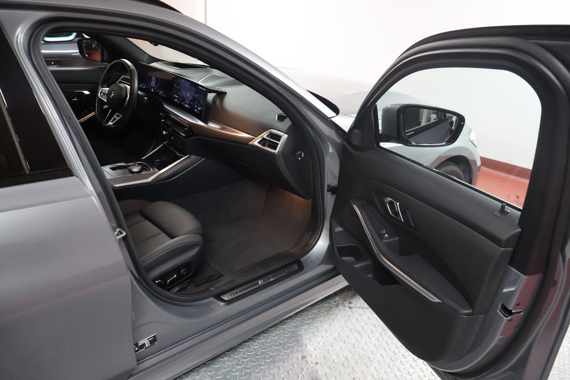 BMW 320d xDrive 48V Touring Steptronic M Sport-image-13