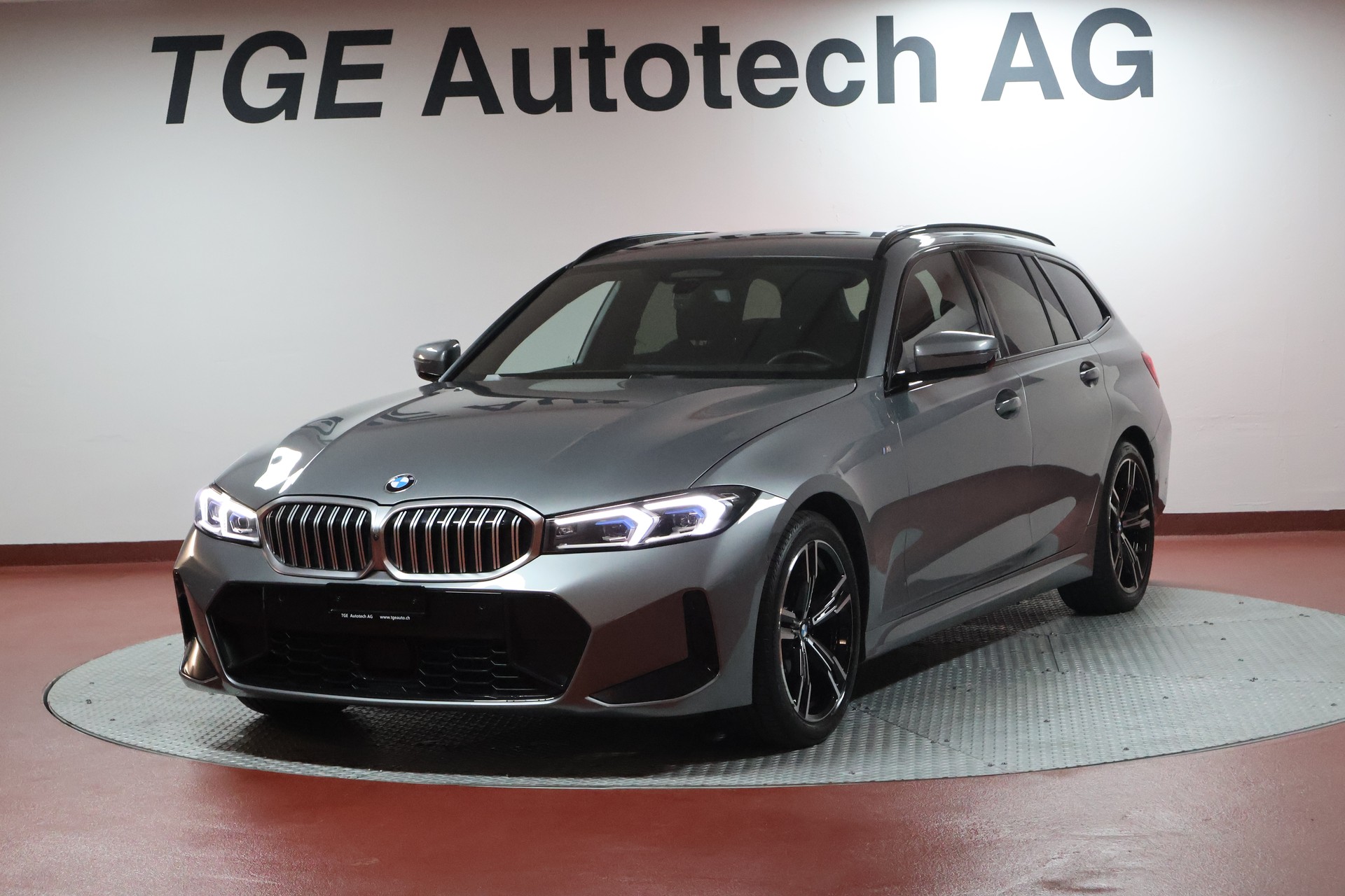 BMW 320d xDrive 48V Touring Steptronic M Sport-image-0