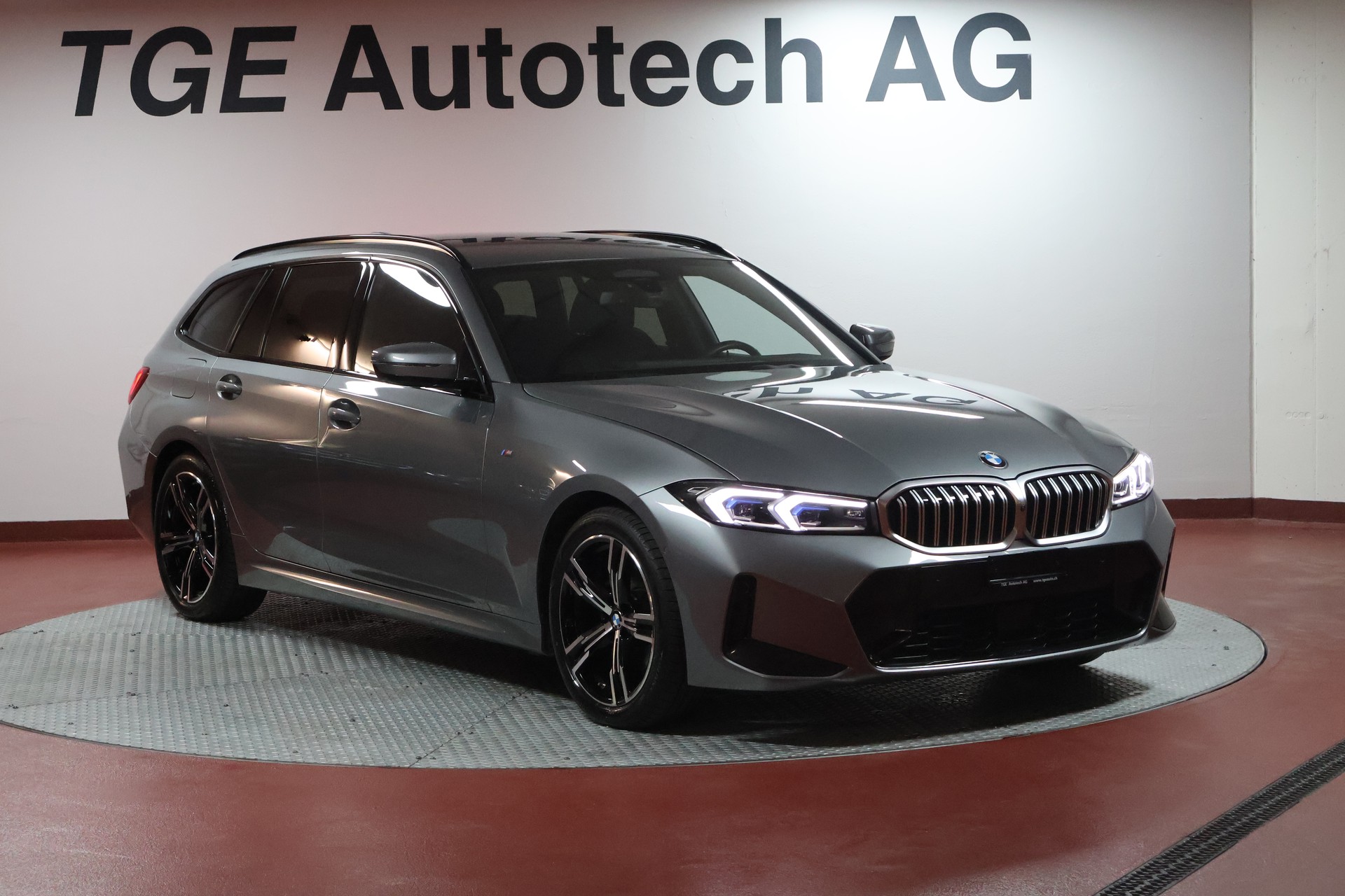 BMW 320d xDrive 48V Touring Steptronic M Sport-image-2