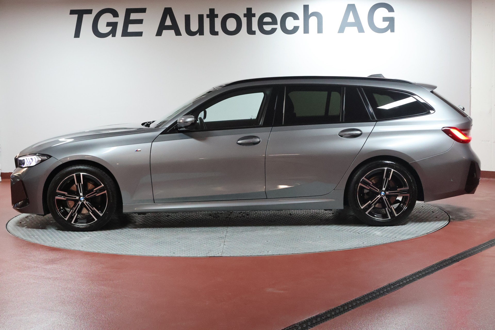 BMW 320d xDrive 48V Touring Steptronic M Sport-image-3