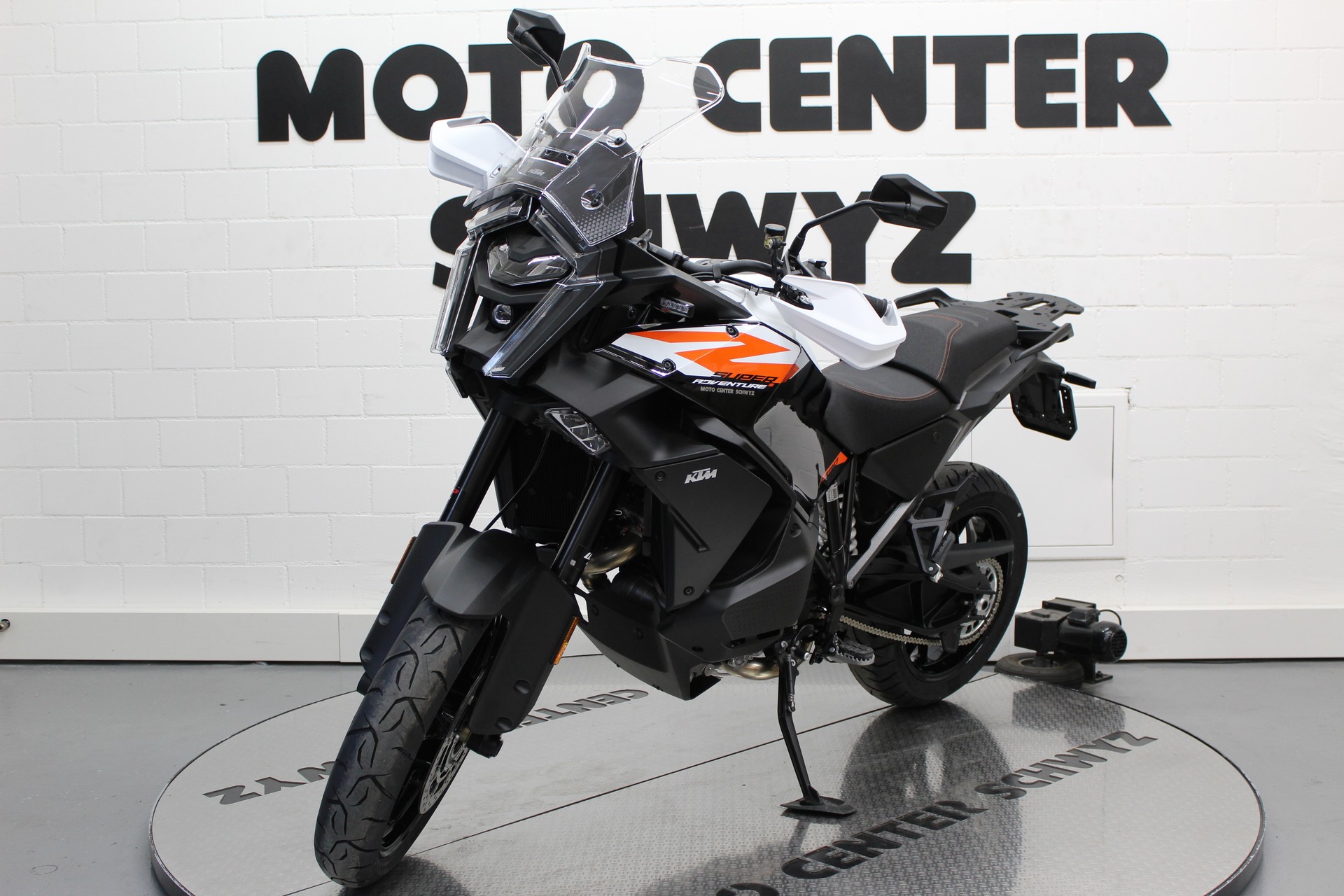 KTM 1390 Super Adventure S-showroom-element-2