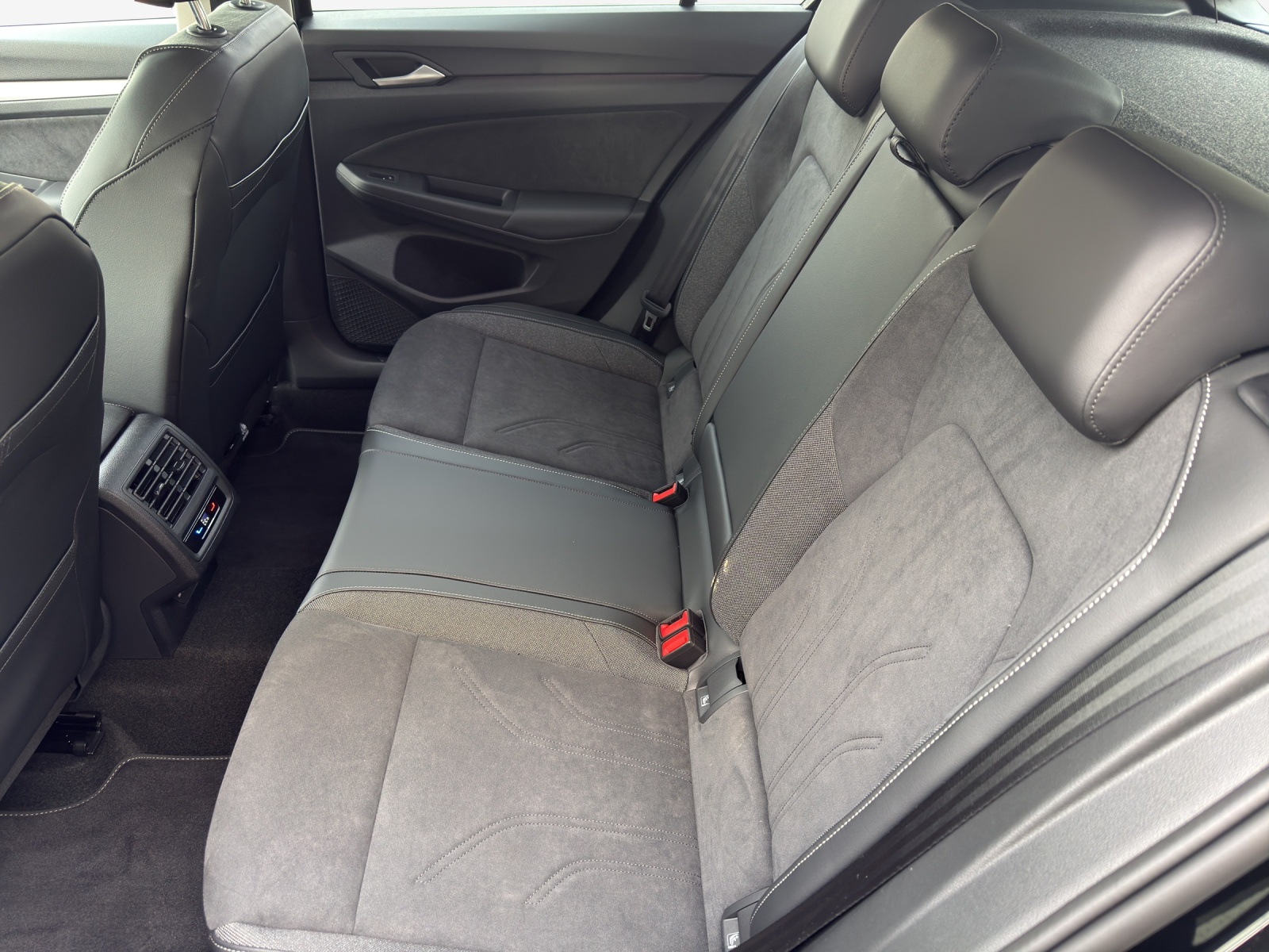 VW Golf 1.5 TSI PHEV Life-image-11