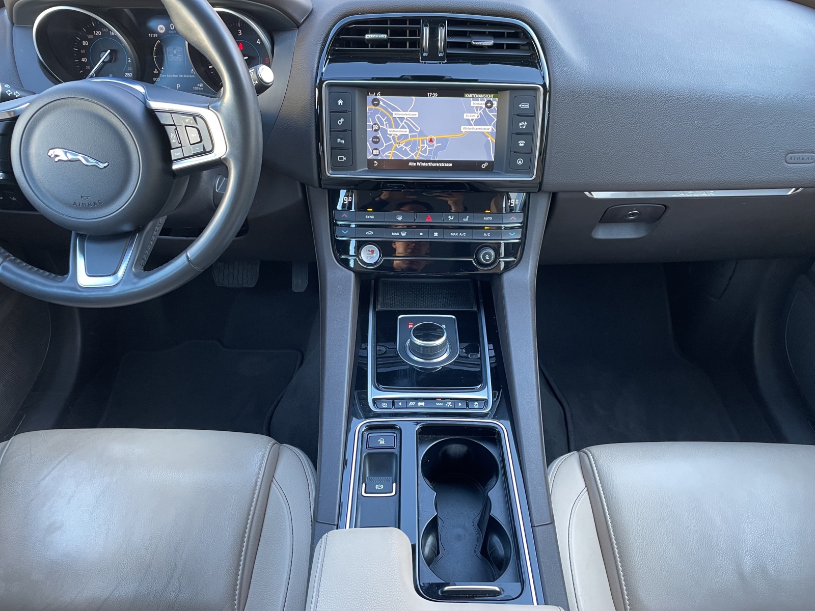 JAGUAR F-Pace 3.0 TD Portfolio AWD Automatik-image-15
