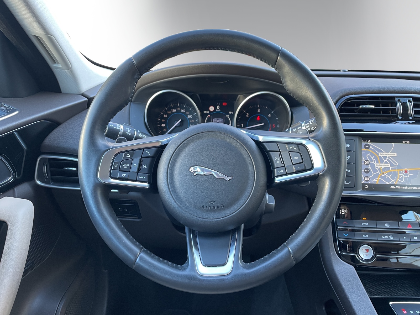 JAGUAR F-Pace 3.0 TD Portfolio AWD Automatik-image-13