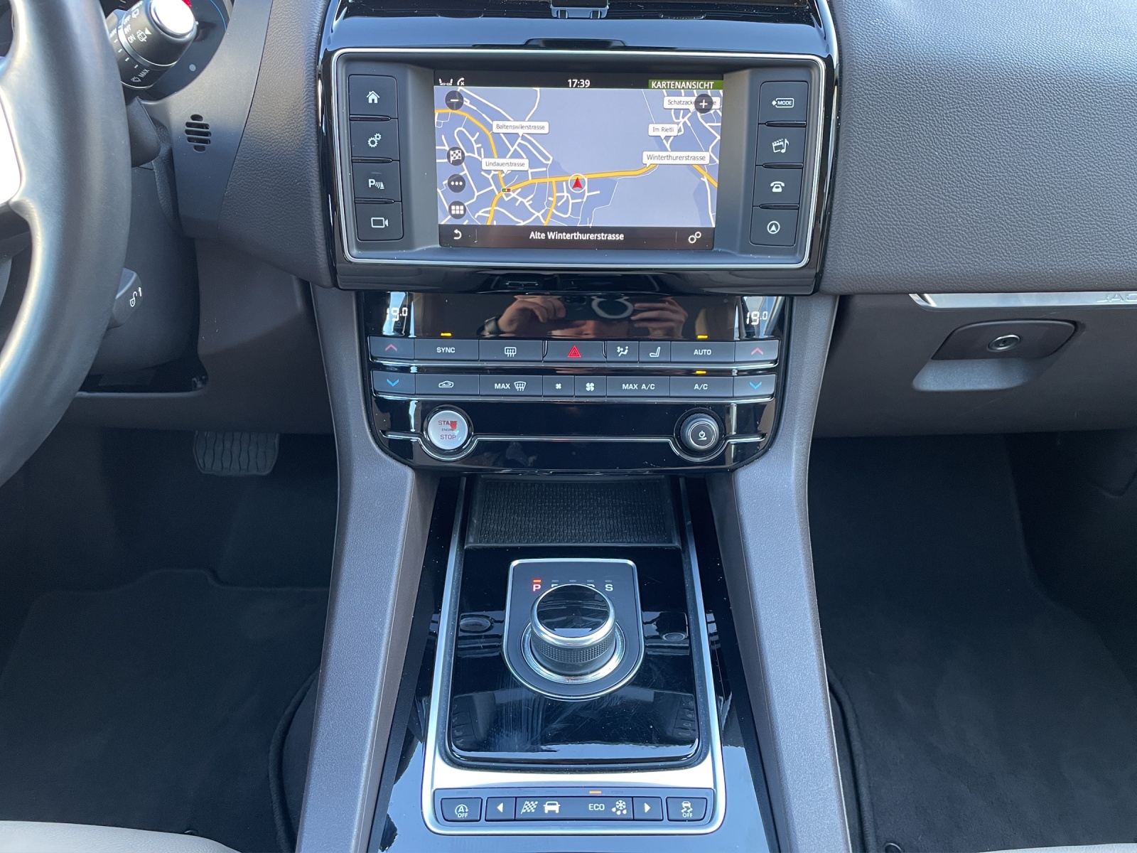 JAGUAR F-Pace 3.0 TD Portfolio AWD Automatik-image-17