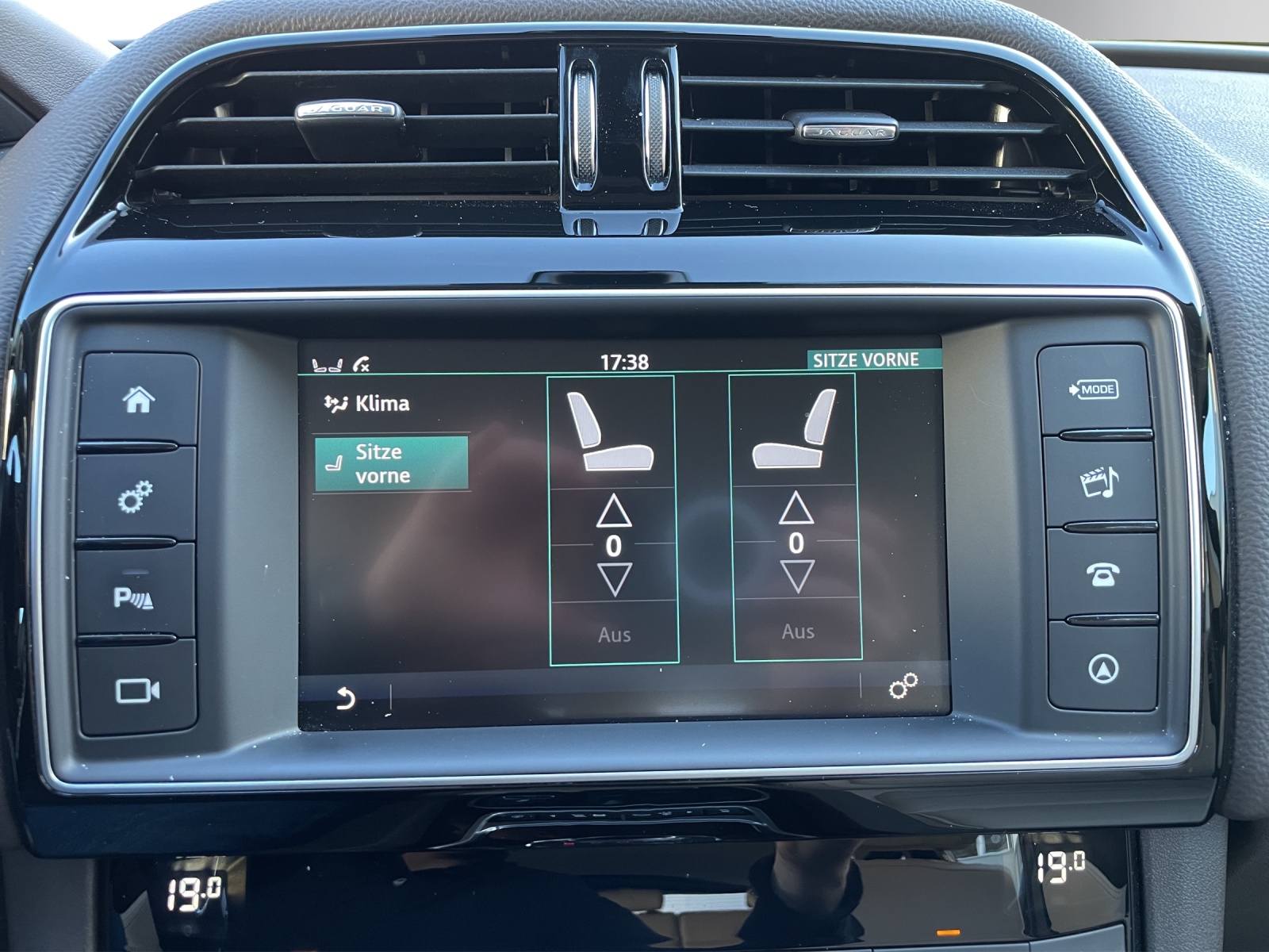 JAGUAR F-Pace 3.0 TD Portfolio AWD Automatik-image-18
