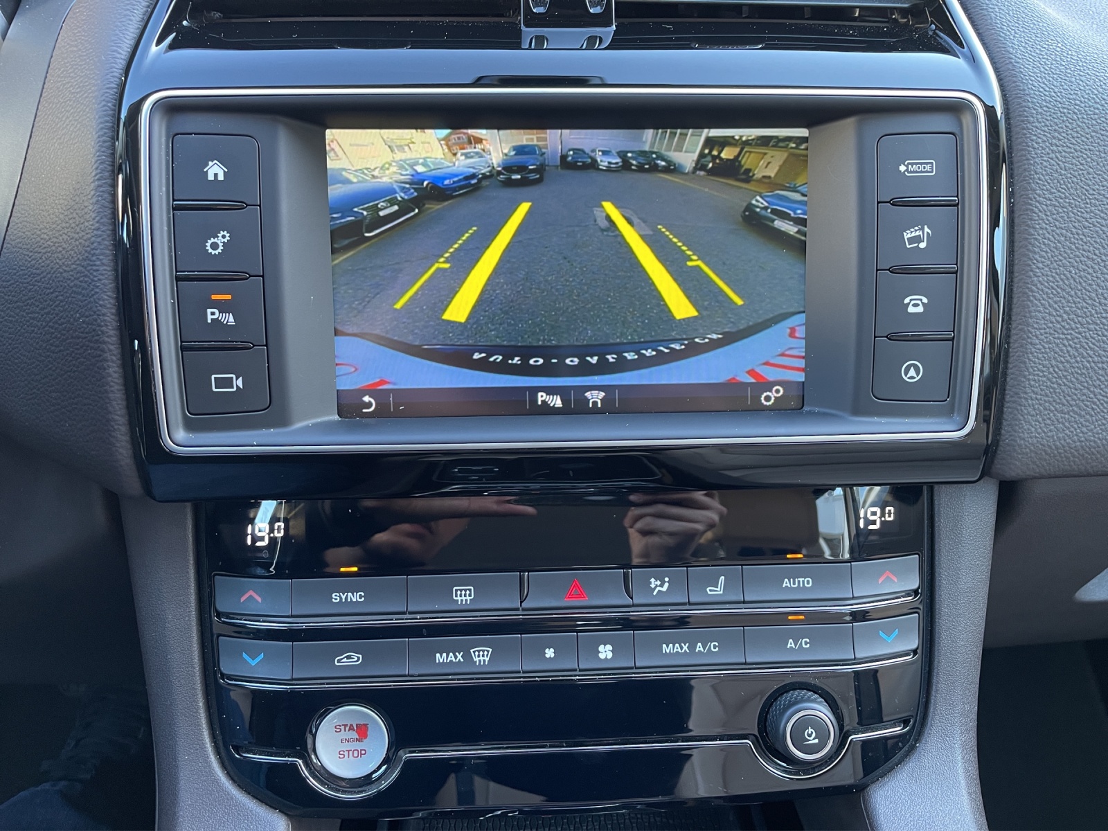 JAGUAR F-Pace 3.0 TD Portfolio AWD Automatik-image-16