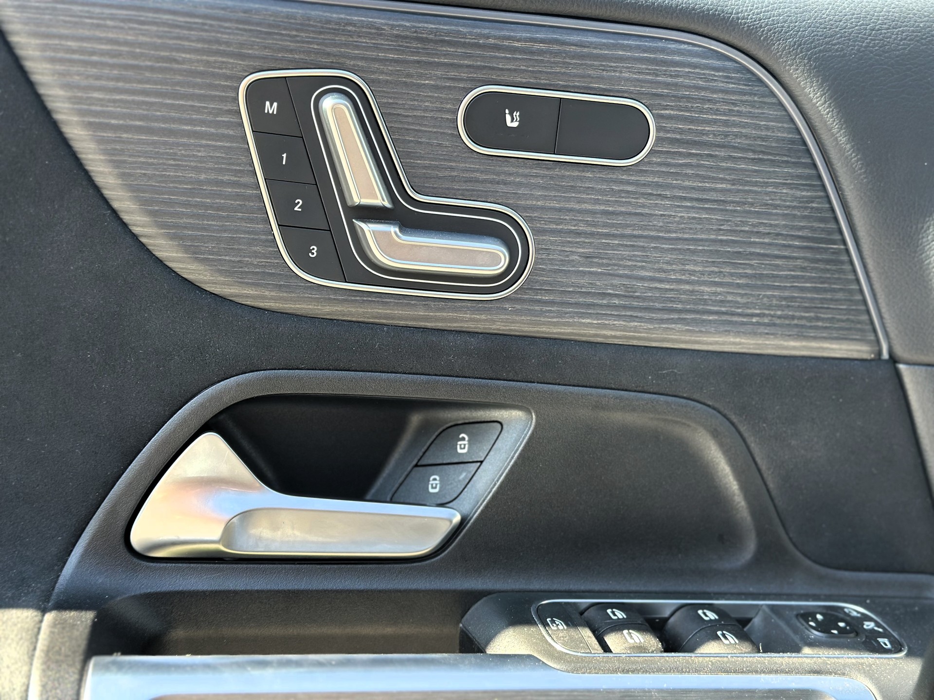 MERCEDES-BENZ GLB 250 4Matic AMG Line * 7 places *-image-13