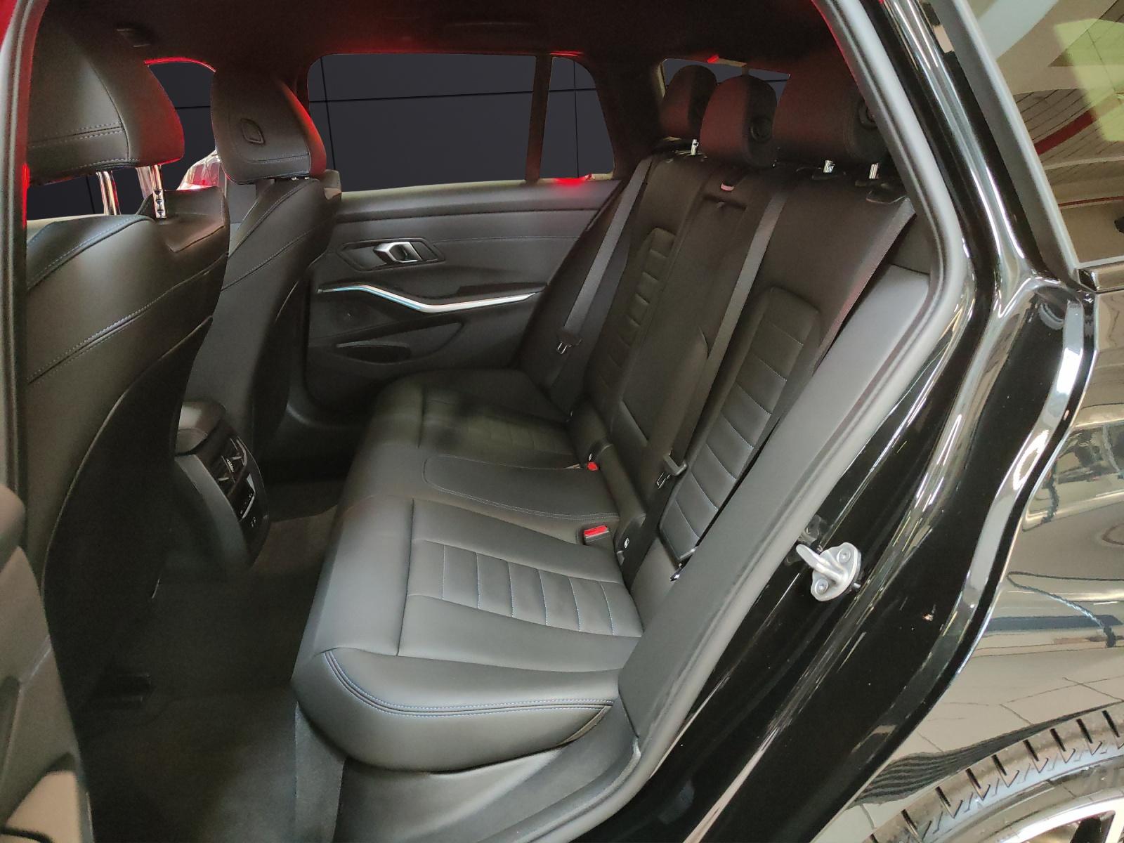 BMW 330e xDrive SAG Touring-image-19