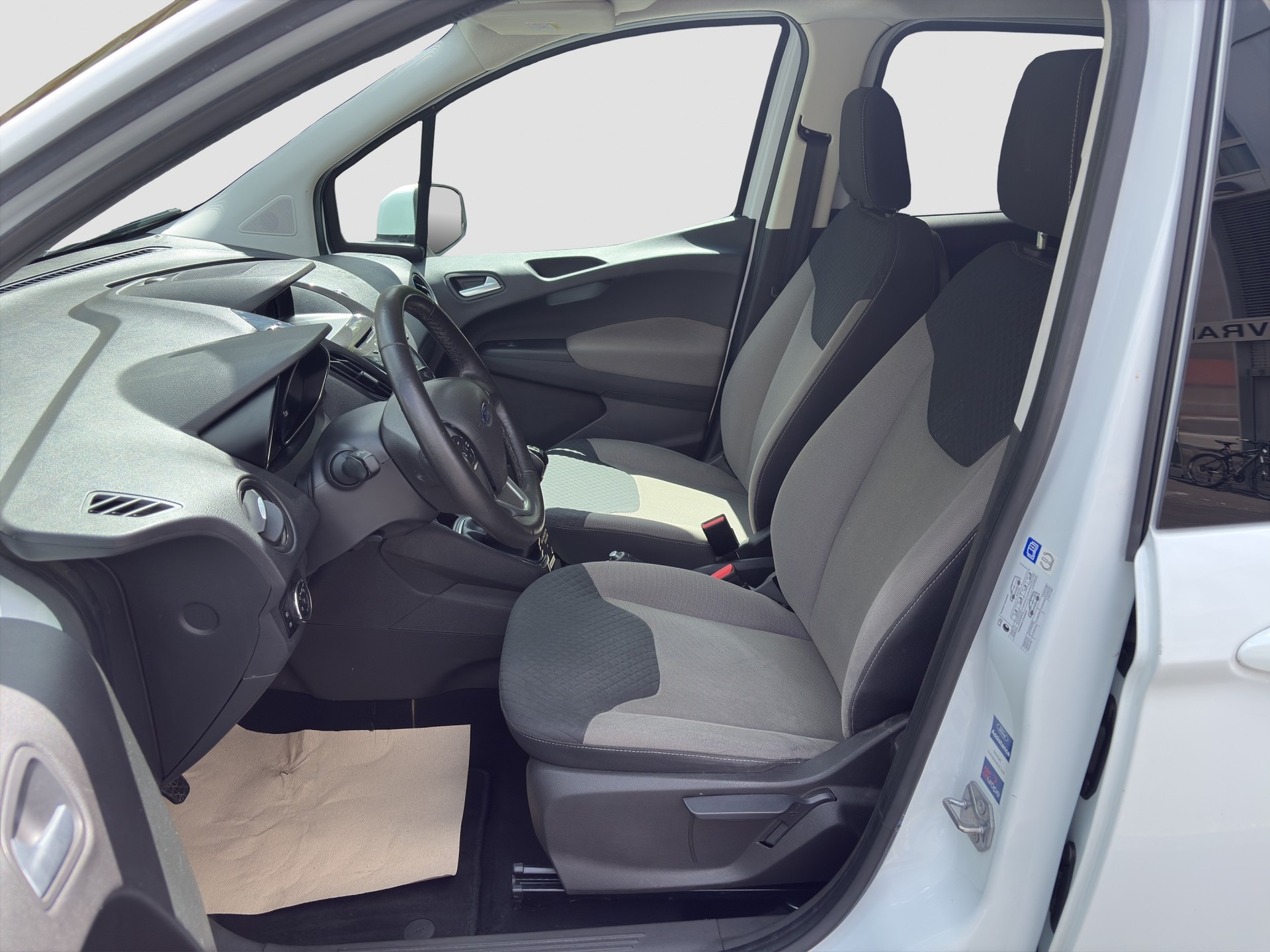 FORD Tourneo Courier 1.0 SCTi Titanium-image-8