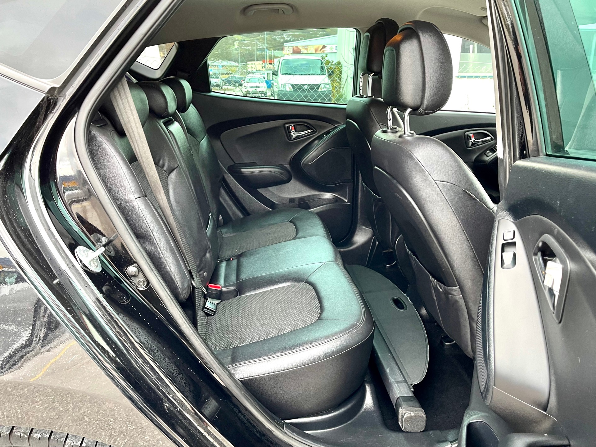 HYUNDAI iX 35 2.0 Premium 4WD-image-17