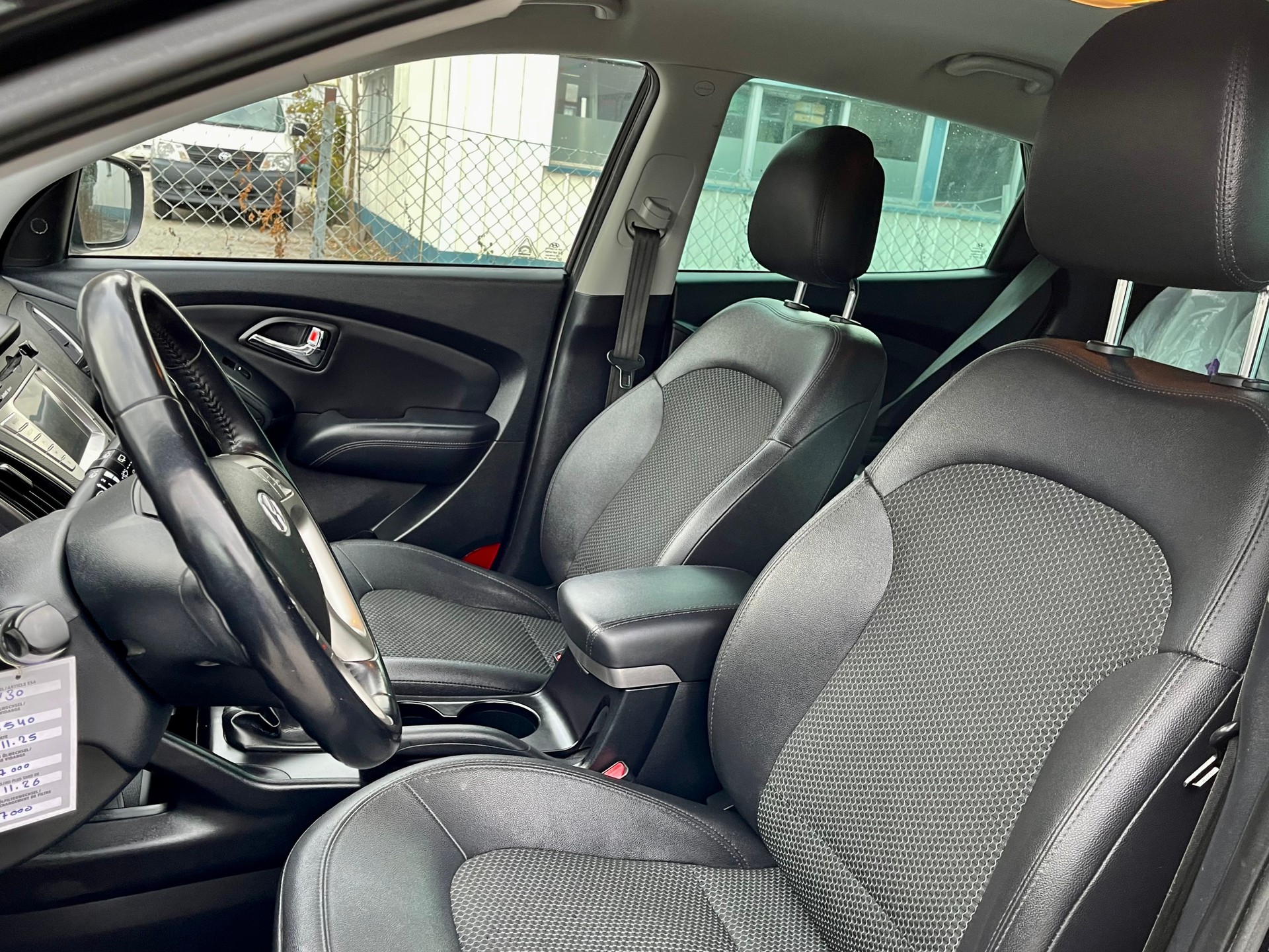 HYUNDAI iX 35 2.0 Premium 4WD-image-15