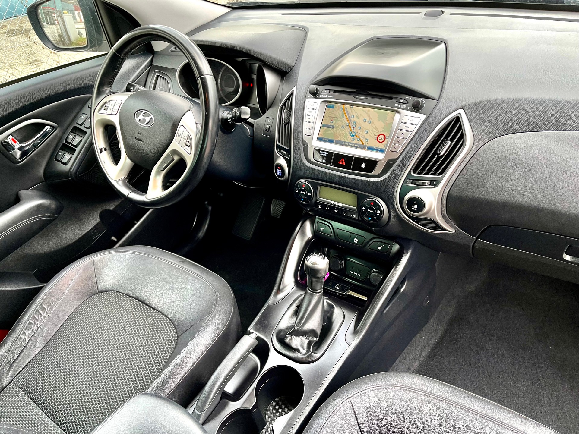 HYUNDAI iX 35 2.0 Premium 4WD-image-3